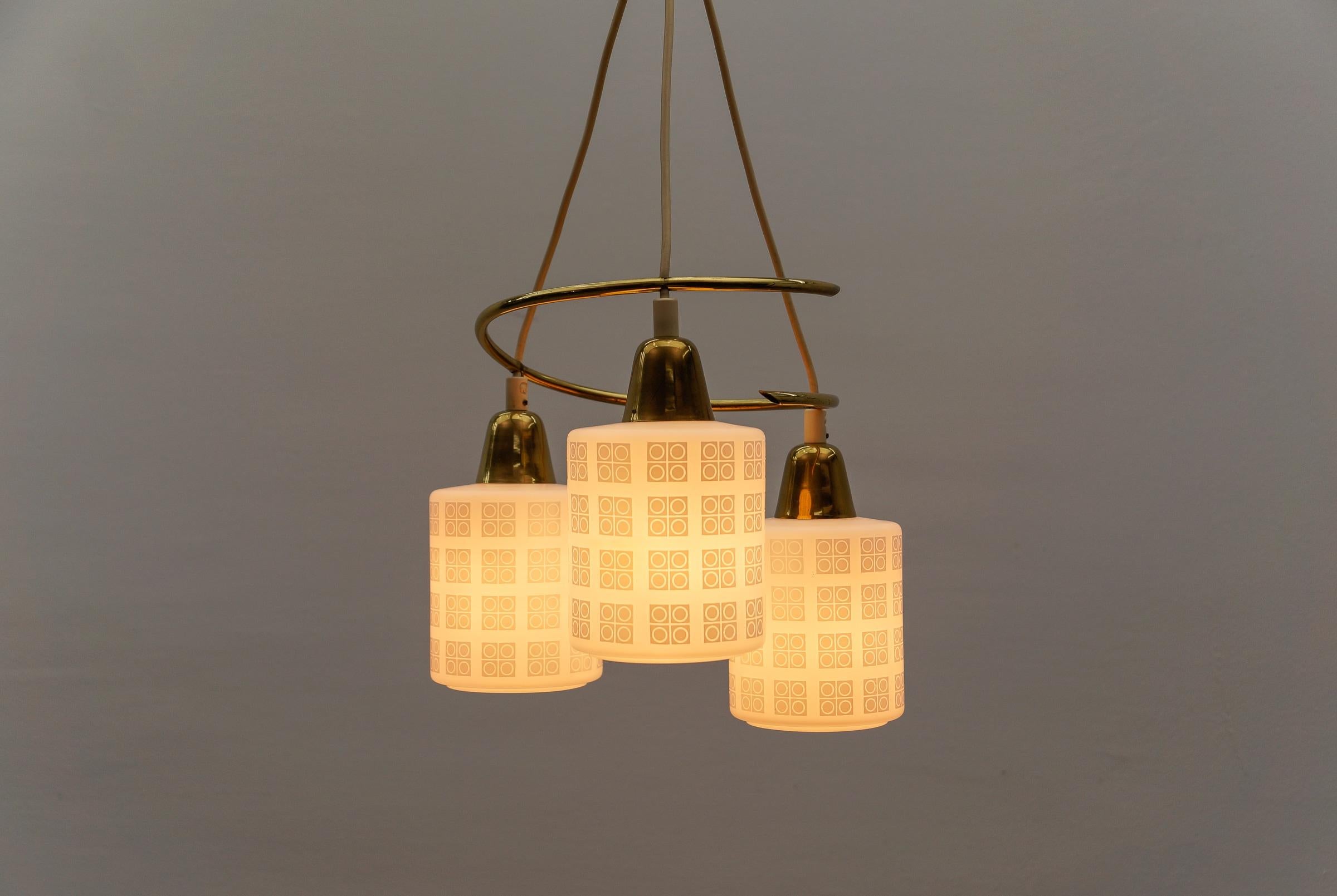 Metallo Lampada a sospensione in ottone e vetro opalino della modernità di metà secolo, anni '50 in vendita