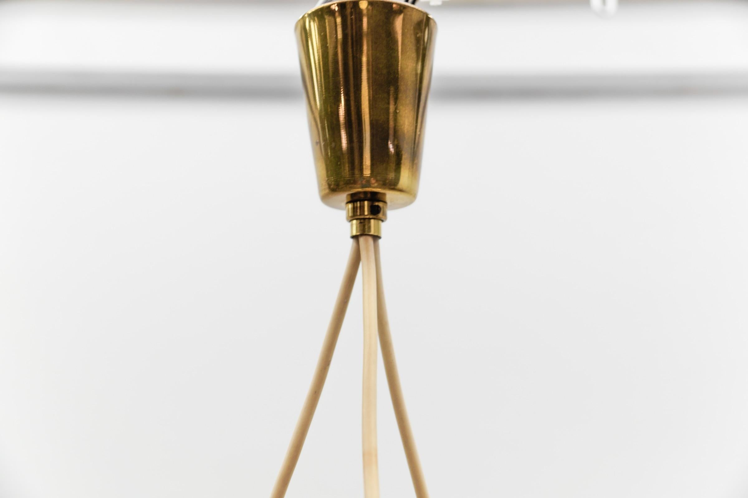 Lampada a sospensione in ottone e vetro opalino della modernità di metà secolo, anni '50 in vendita 7