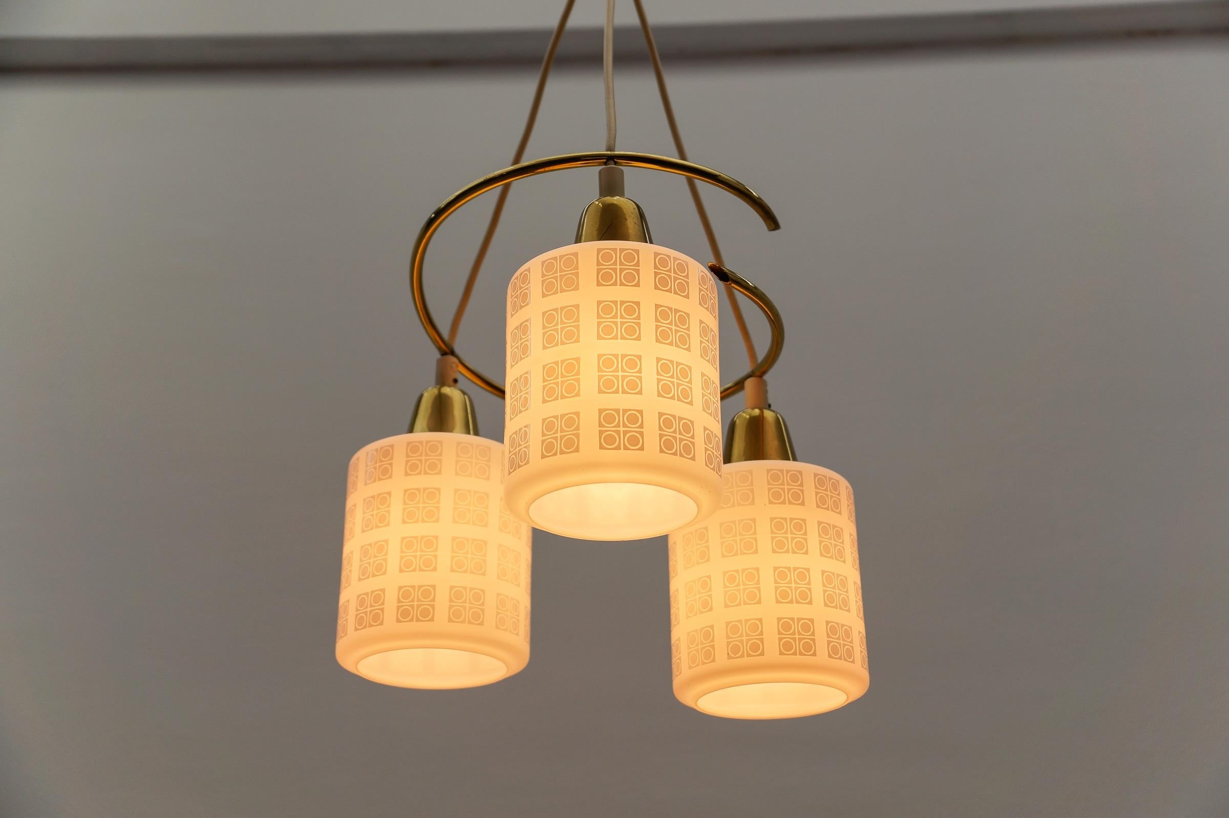 Lampada a sospensione in ottone e vetro opalino della modernità di metà secolo, anni '50 in vendita 6