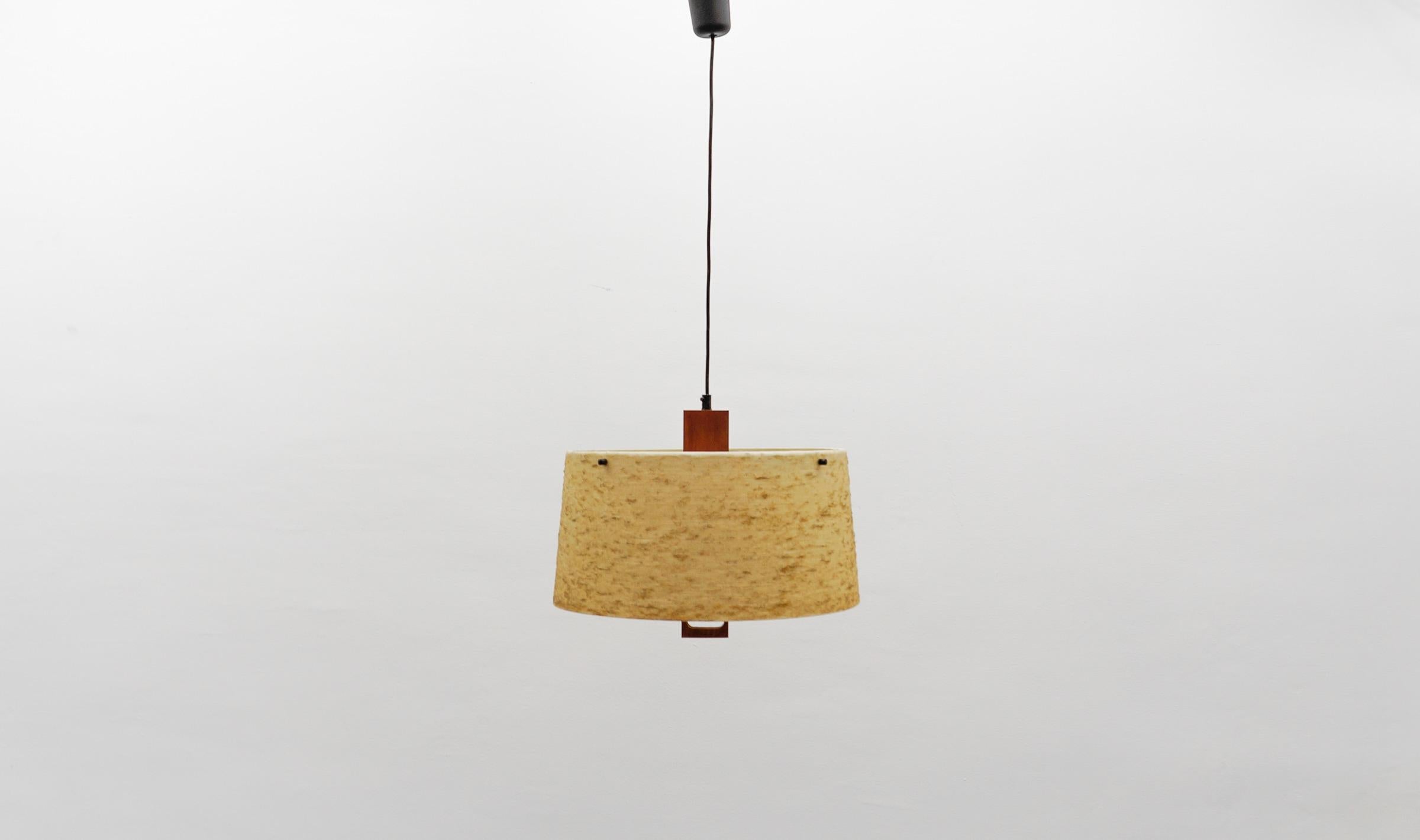 Scandinavo moderno Graziosa lampada da soffitto in teak e fibra di vetro di Temde Swiss, anni '60 in vendita