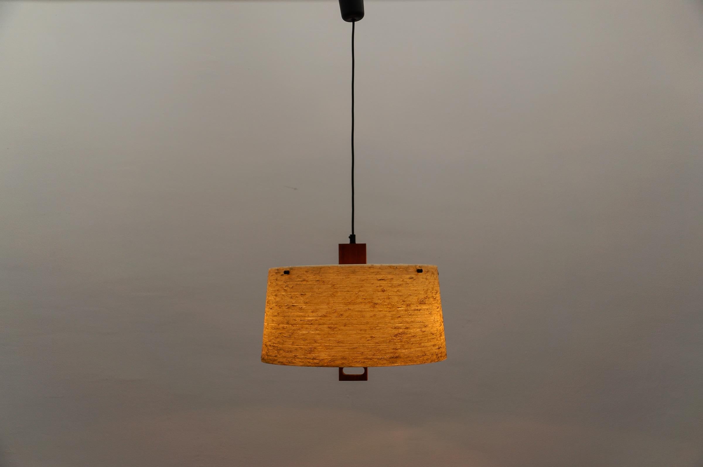 Svizzero Graziosa lampada da soffitto in teak e fibra di vetro di Temde Swiss, anni '60 in vendita