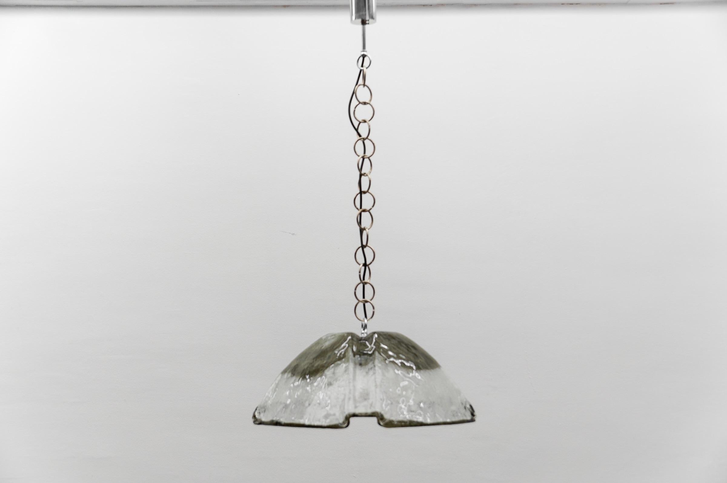 Questo set di lampade a sospensione è stato disegnato da Carlo Nason per Kalmar negli anni Sessanta. Presenta foglie in vetro di Mazzega Murano. 

La lampada è dotata di 1x lampadina a vite E27 Edison. È cablato e funzionante. Funziona sia a 110 che