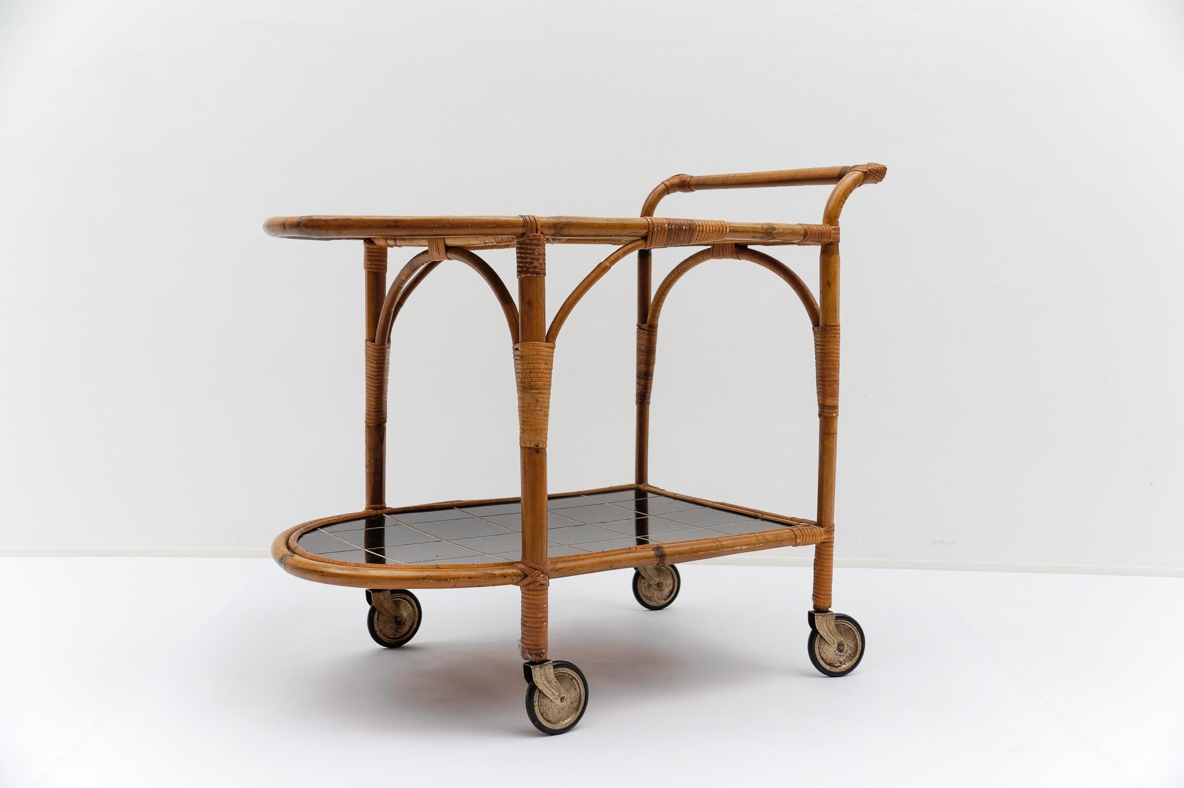 Bamboo and Rattan Bar Cart Serving Trolley, 1950s Italy In Good Condition For Sale In Nürnberg, Bayern