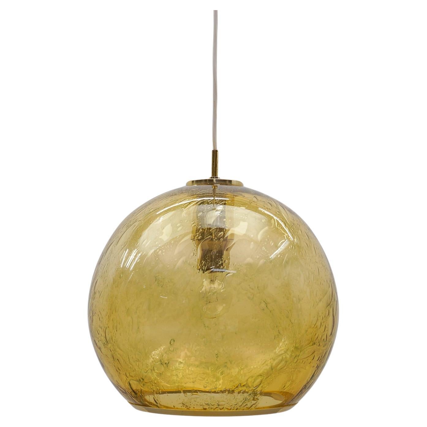 Graziosa lampada a sospensione in vetro giallo Ball and Brass di Doria, - anni '60 Germania