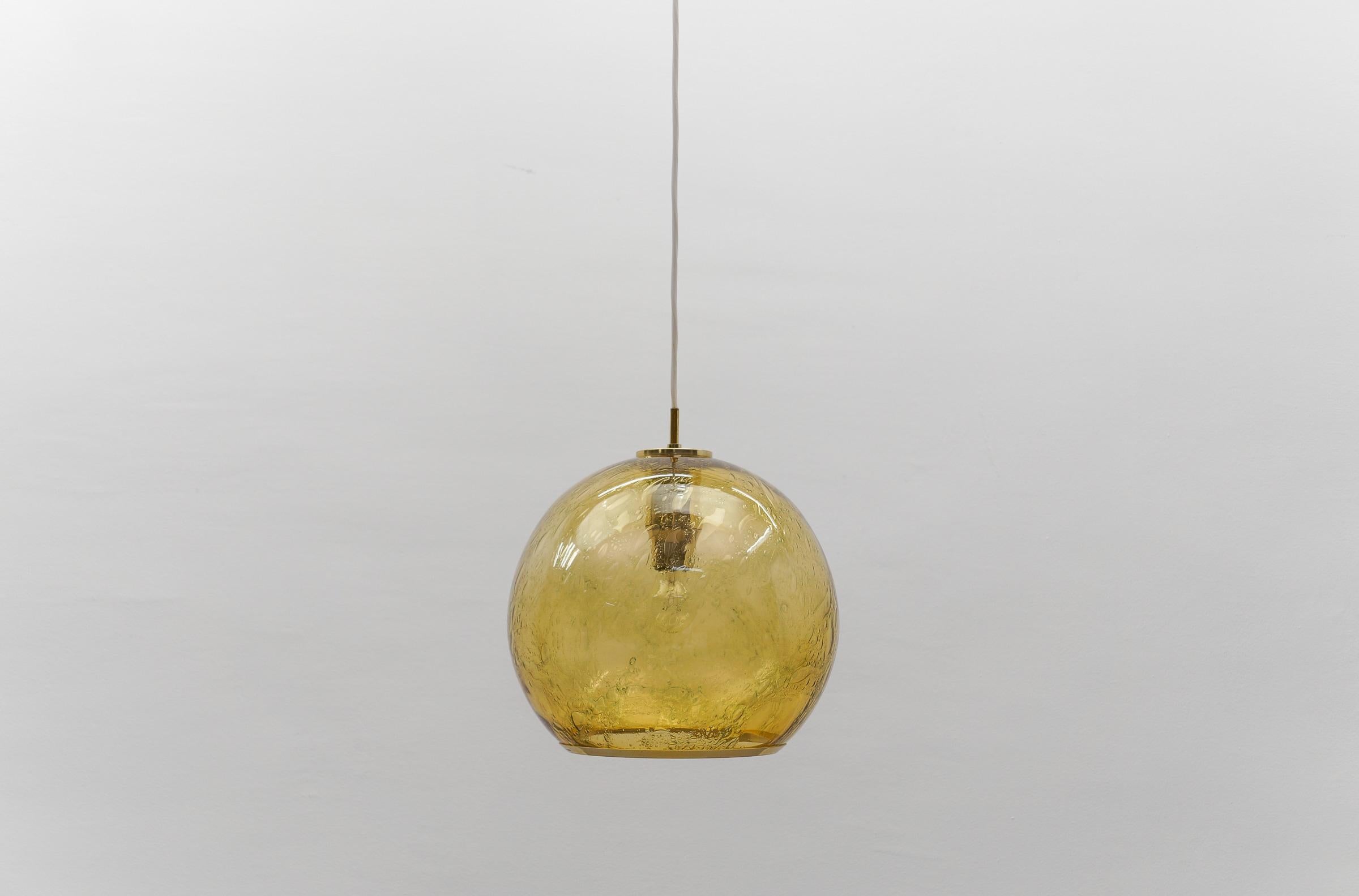 Graziosa lampada a sospensione in vetro giallo Ball and Brass di Doria, - anni '60 Germania

L'altezza minima possibile è di 50 cm, quella massima di 145 cm e il diametro di 33 cm.

Una presa E27. Funziona con 220V e 110V.

Le lampadine non sono