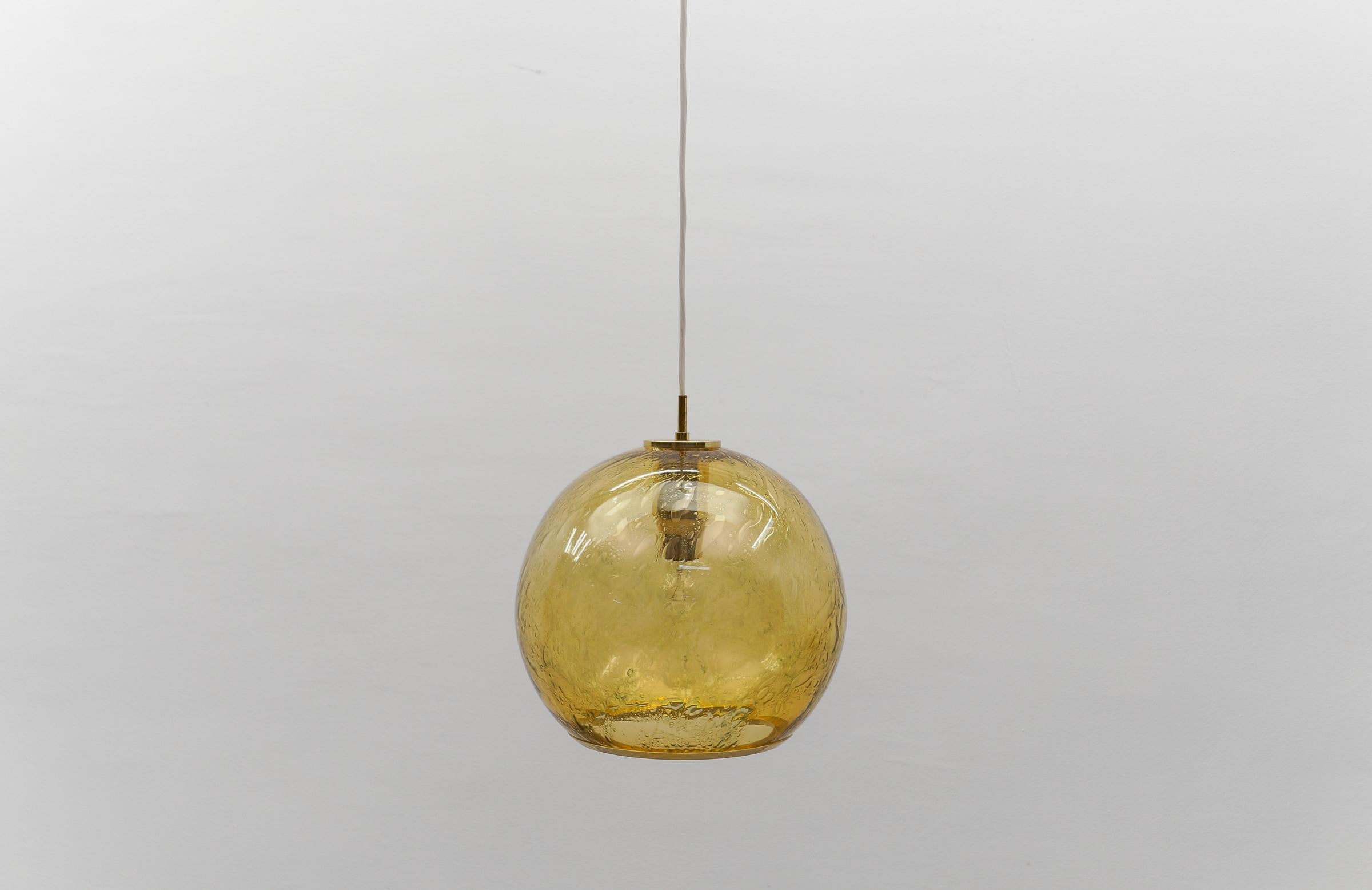 Tedesco Graziosa lampada a sospensione in vetro giallo Ball and Brass di Doria, - anni '60 Germania in vendita