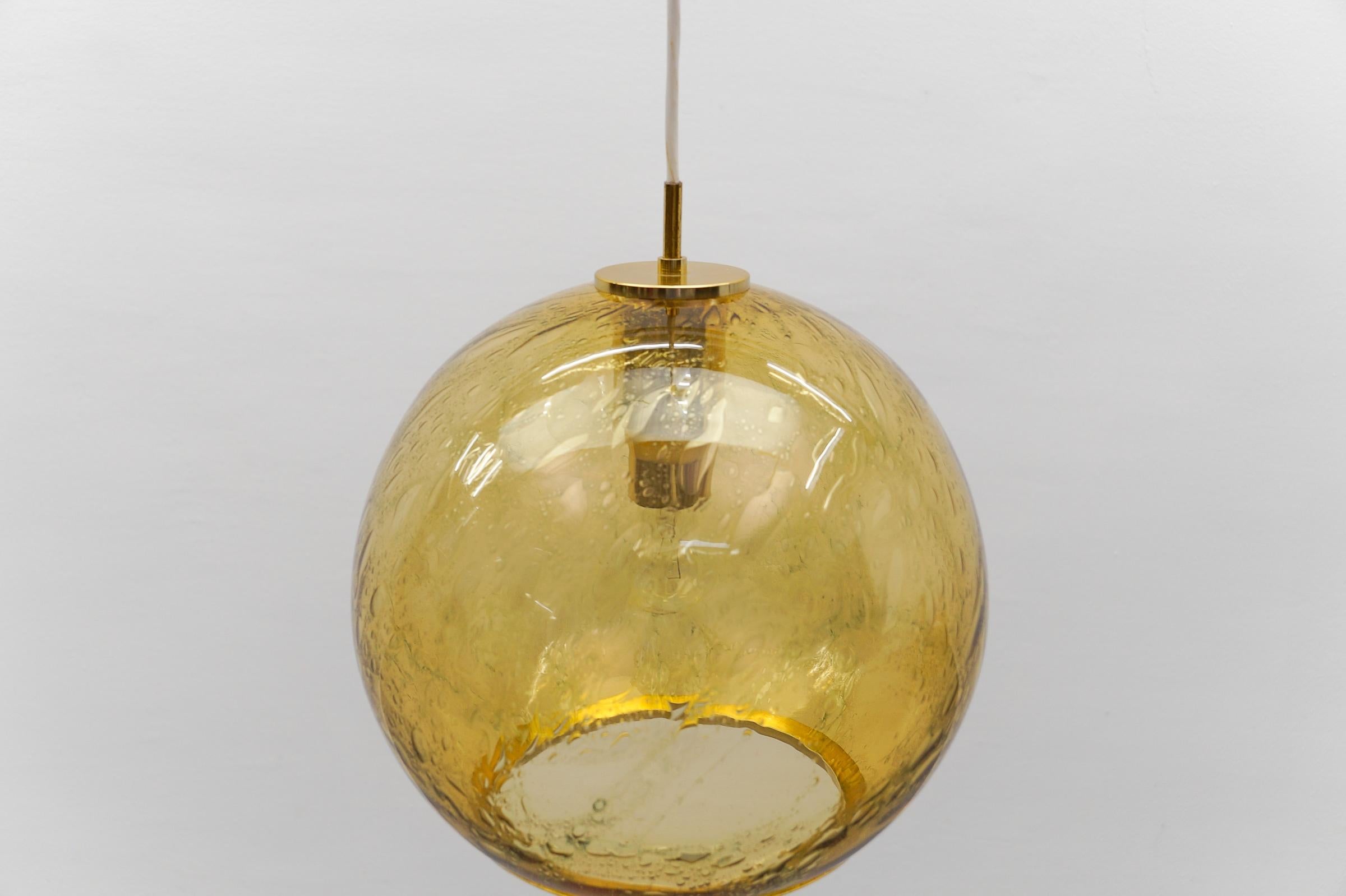 Graziosa lampada a sospensione in vetro giallo Ball and Brass di Doria, - anni '60 Germania in vendita 2