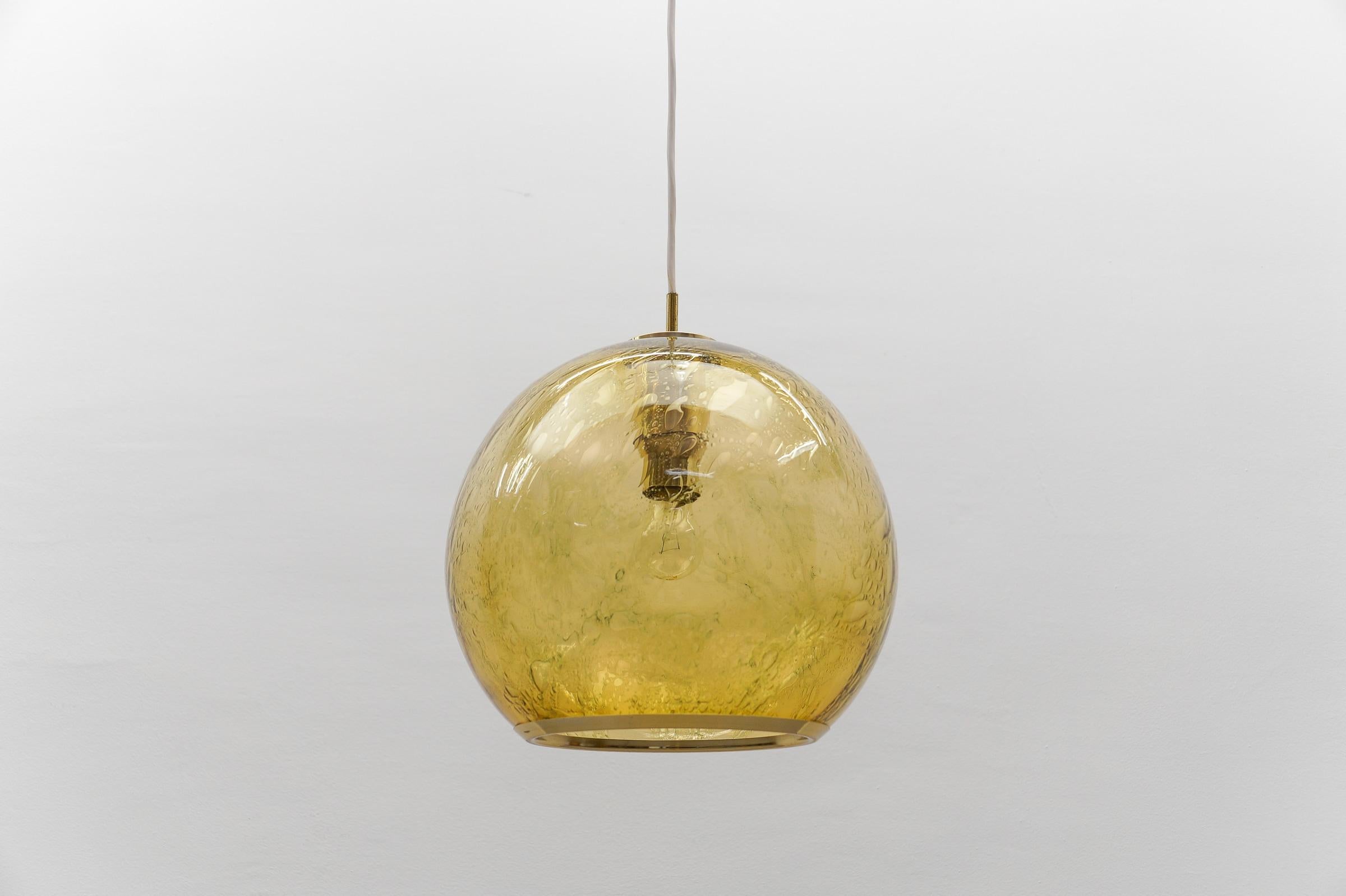 Metallo Graziosa lampada a sospensione in vetro giallo Ball and Brass di Doria, - anni '60 Germania in vendita