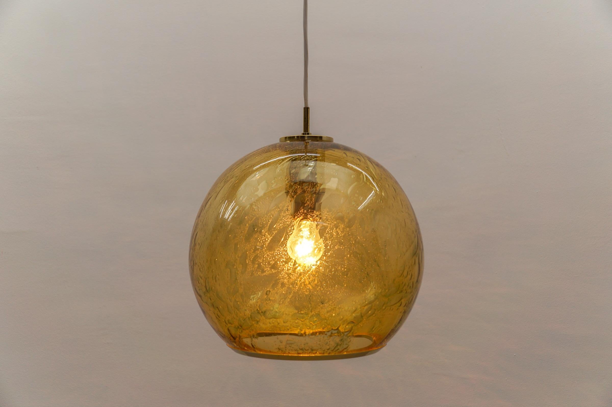 Graziosa lampada a sospensione in vetro giallo Ball and Brass di Doria, - anni '60 Germania in vendita 1