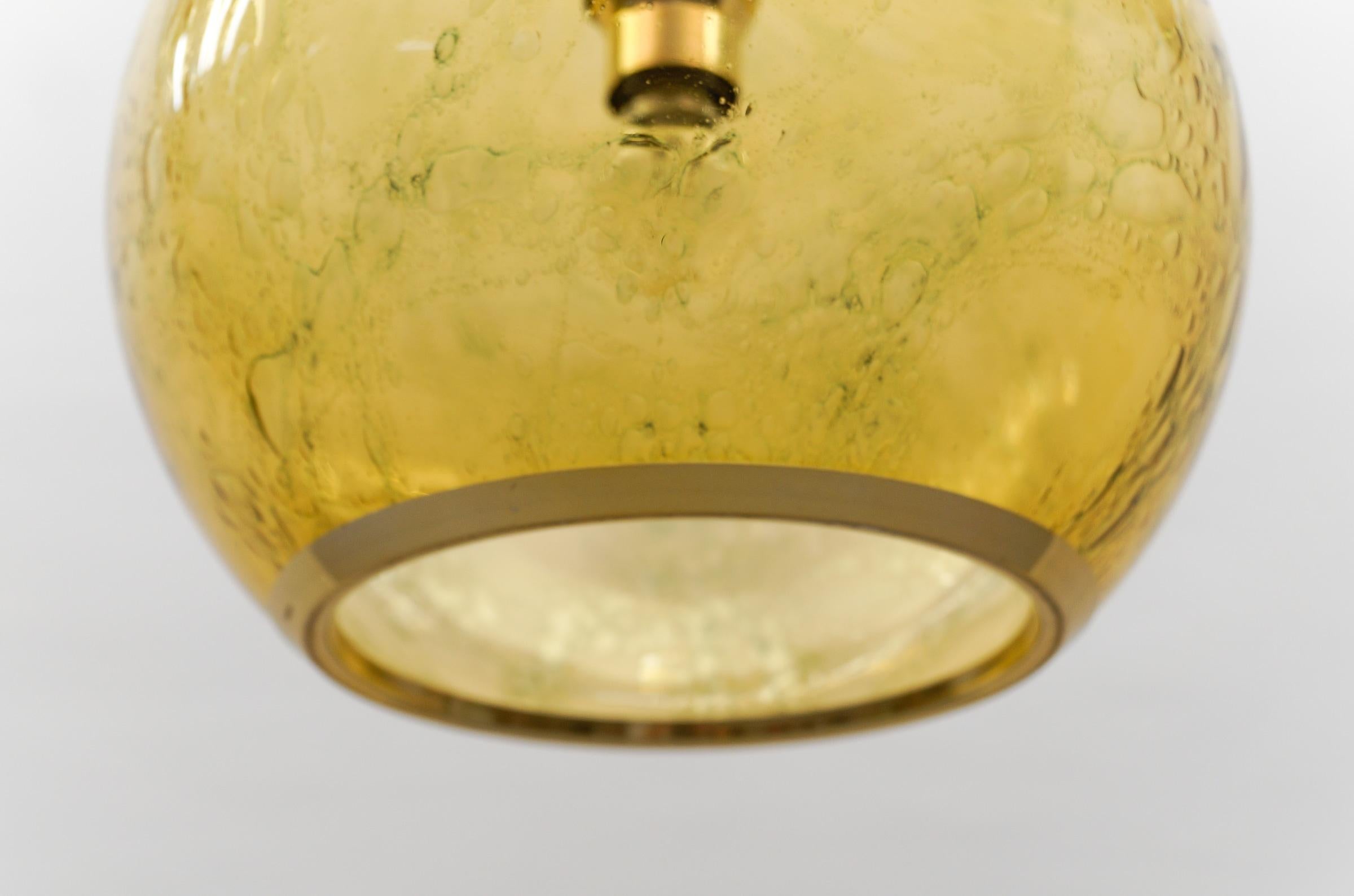Graziosa lampada a sospensione in vetro giallo Ball and Brass di Doria, - anni '60 Germania in vendita 4
