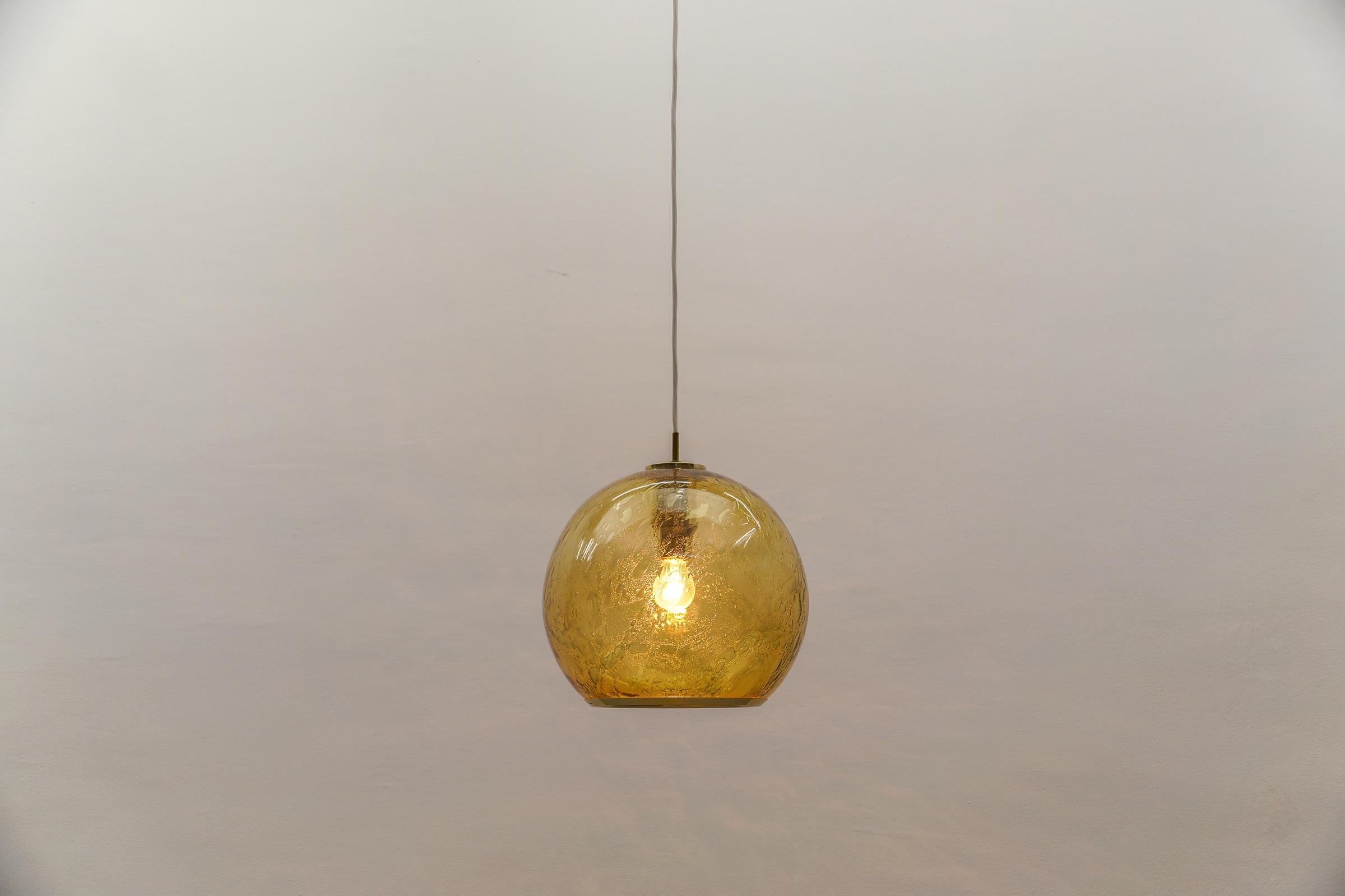 Mid-Century moderno Graziosa lampada a sospensione in vetro giallo Ball and Brass di Doria, - anni '60 Germania in vendita