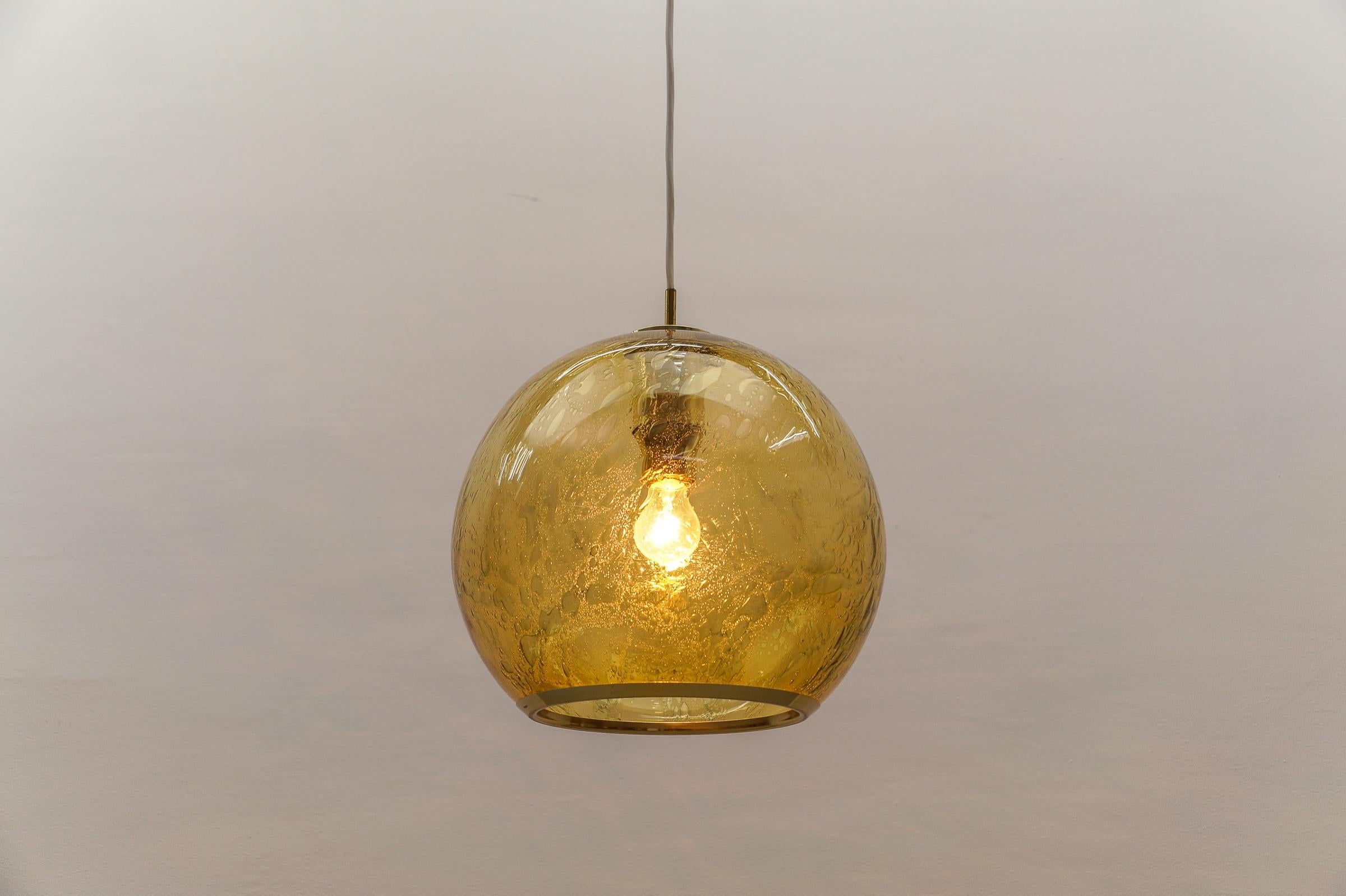 Graziosa lampada a sospensione in vetro giallo Ball and Brass di Doria, - anni '60 Germania In condizioni buone in vendita a Nürnberg, Bayern