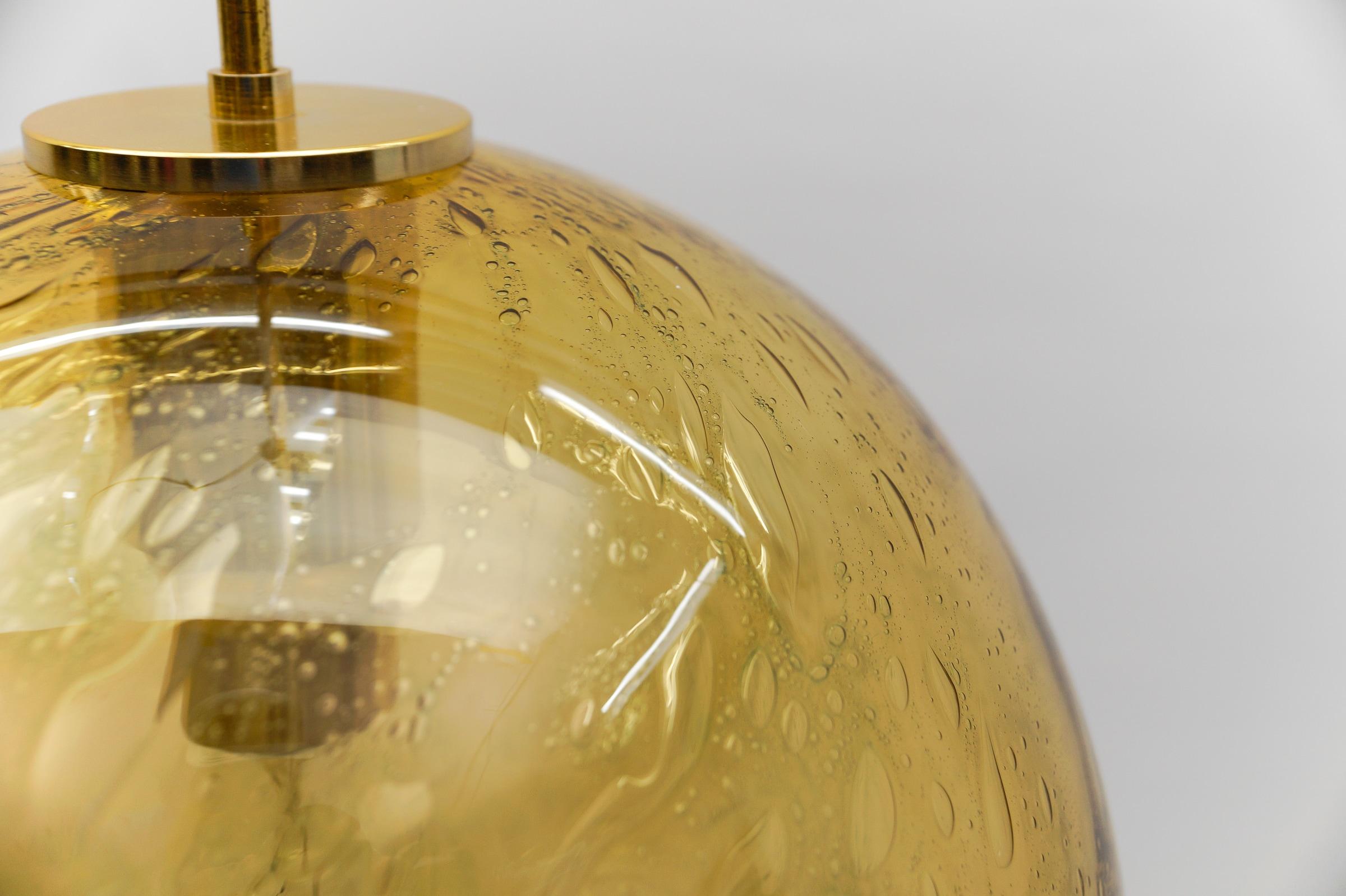 Graziosa lampada a sospensione in vetro giallo Ball and Brass di Doria, - anni '60 Germania in vendita 3