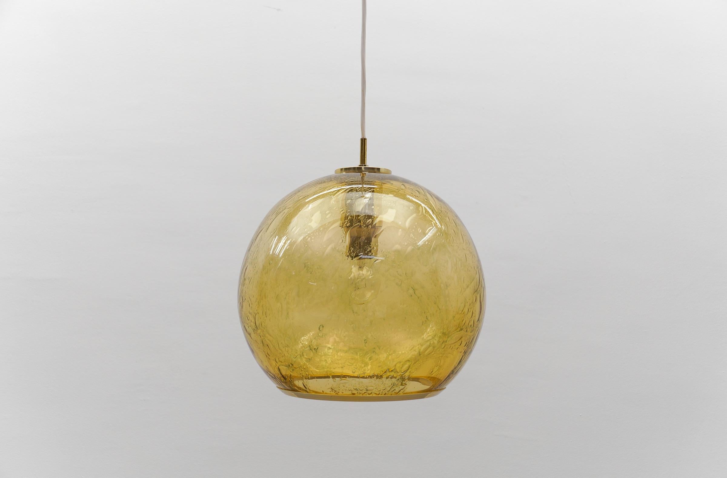 Metà XX secolo Graziosa lampada a sospensione in vetro giallo Ball and Brass di Doria, - anni '60 Germania in vendita