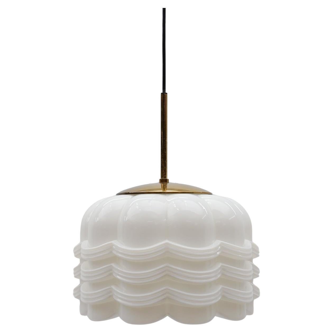Lampada da soffitto in vetro opalino moderna di metà secolo di Limburg, Germania anni '60 in vendita