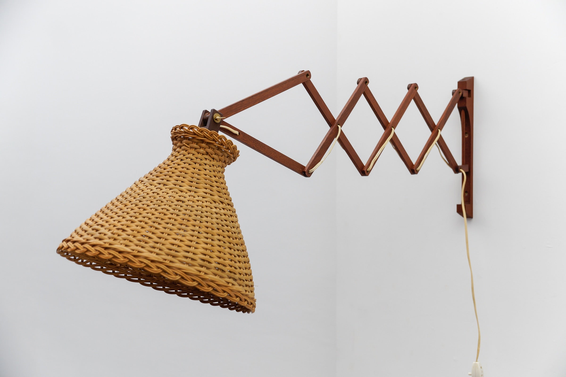 Applique scandinave à ciseaux en teck et rotin, 1960s en vente
