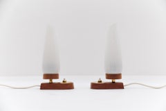 Ein Paar skandinavische Tischlampen aus Teakholz und Glas, 1960er Jahre