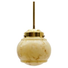 Preciosa lámpara colgante de estilo «Mid-Century Modern», hecha de cristal veteado y latón, de los años 50