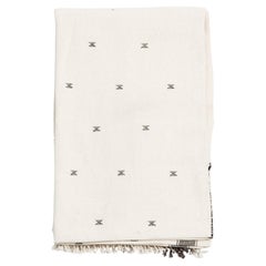 Throw artisanal Amro en coton biologique blanc dans des motifs noirs minimalistes