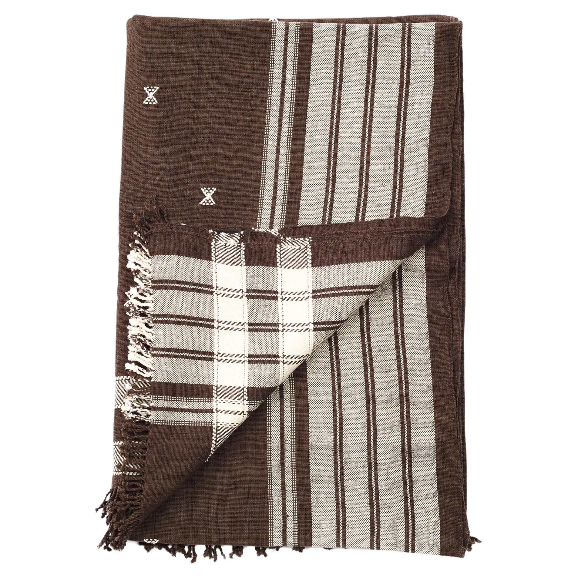 Throw en coton biologique tissé à la main en ébène avec motifs et nuances minimalistes de Brun terreux
