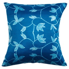 Folio Cuscino in seta shibori con motivo floreale indaco