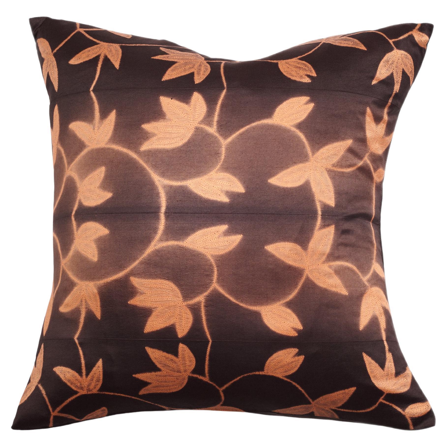 Folio Cuscino in seta Shibori con motivo floreale in oro ebano