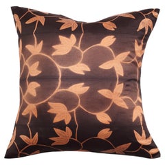 Folio Cuscino in seta Shibori con motivo floreale in oro ebano