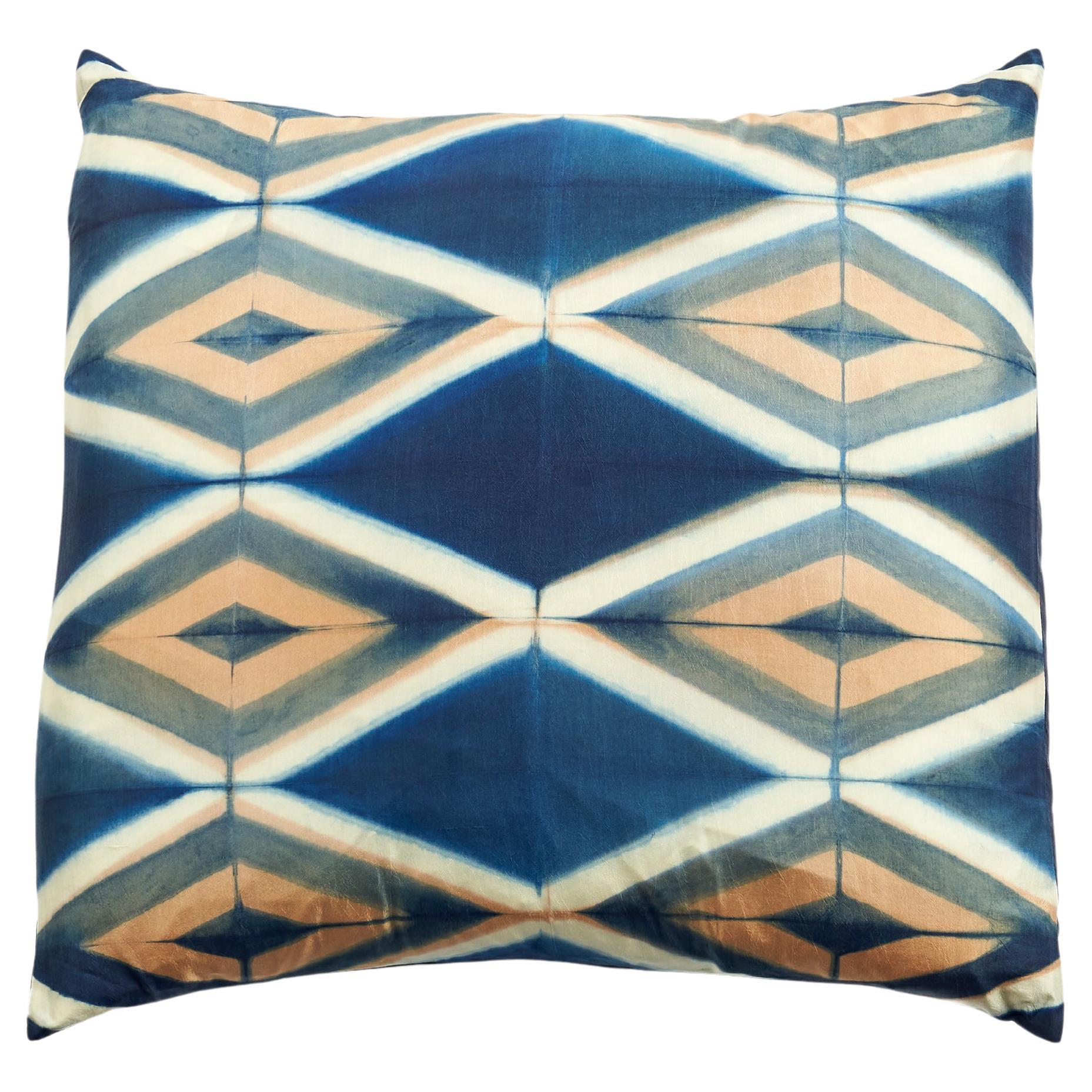 Cuscino in seta di gelso Tisa Indigo con stampa Shibori realizzata a mano
