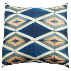 Cuscino in seta di gelso Tisa Indigo con stampa Shibori realizzata a mano