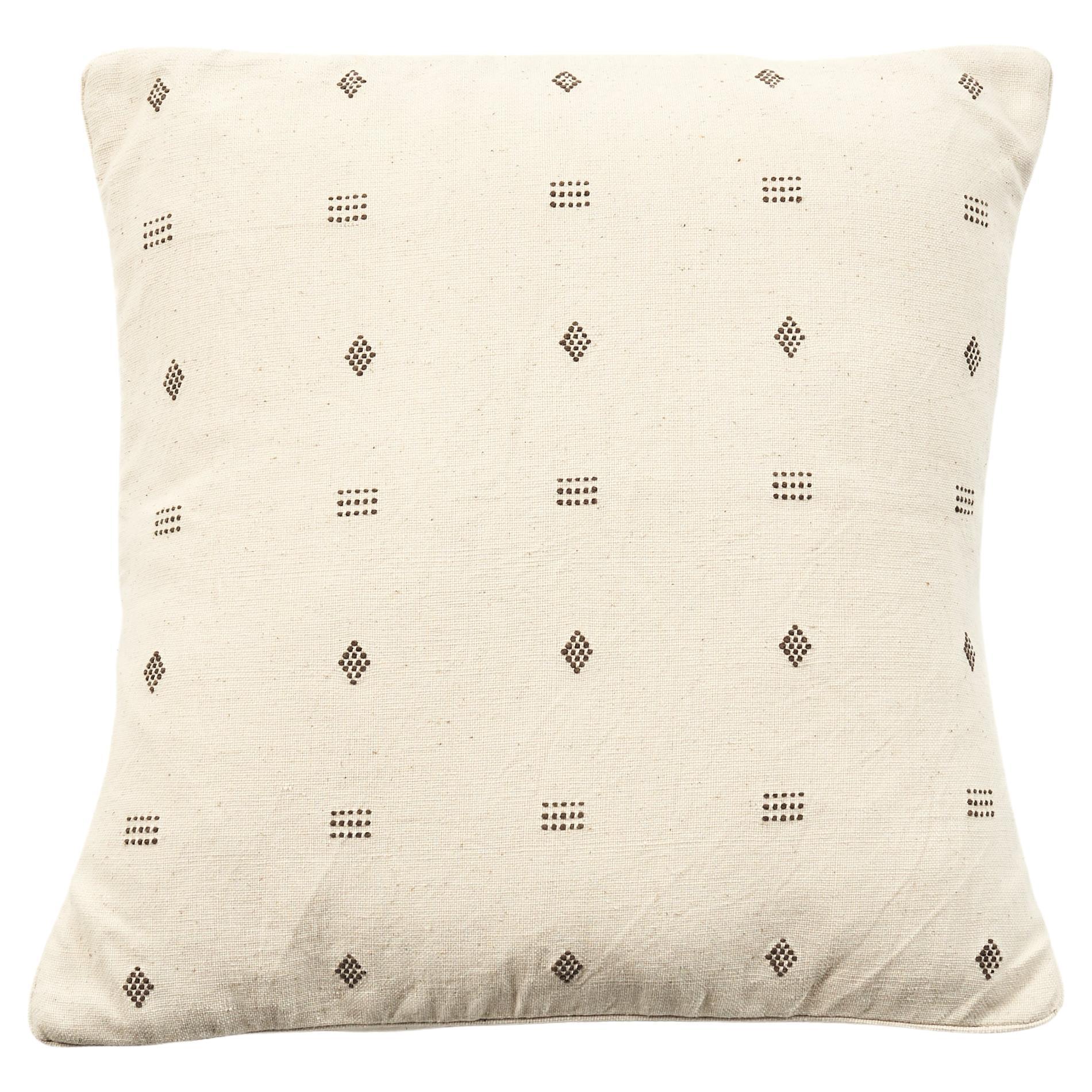 Cuscino Nira in cotone organico bianco lavorato a mano con motivi geometrici minimali