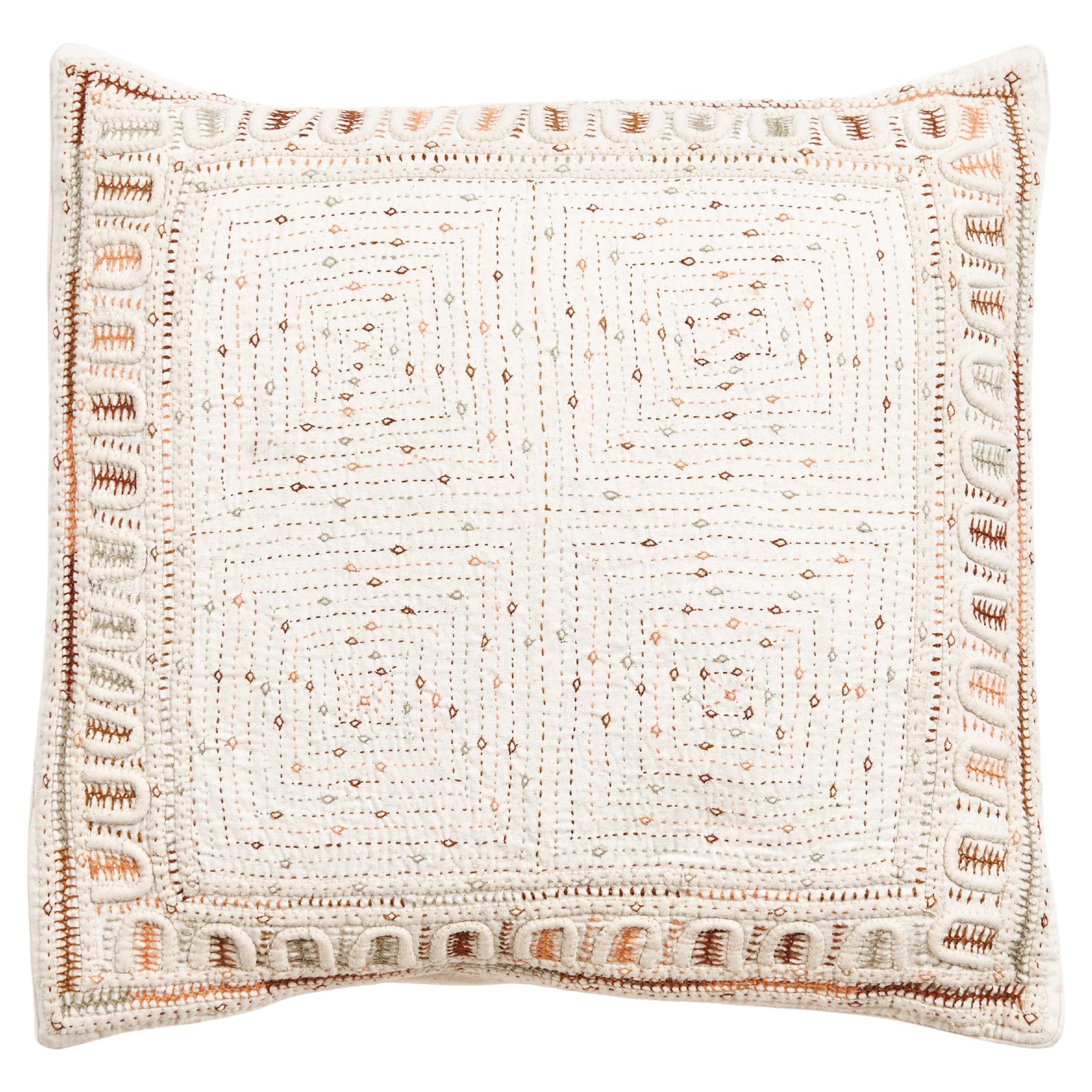 Oreiller corail Maze entièrement brodé à la main sur coton biologique tissé à la main par des artisans