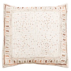 Oreiller corail Maze entièrement brodé à la main sur coton biologique tissé à la main par des artisans