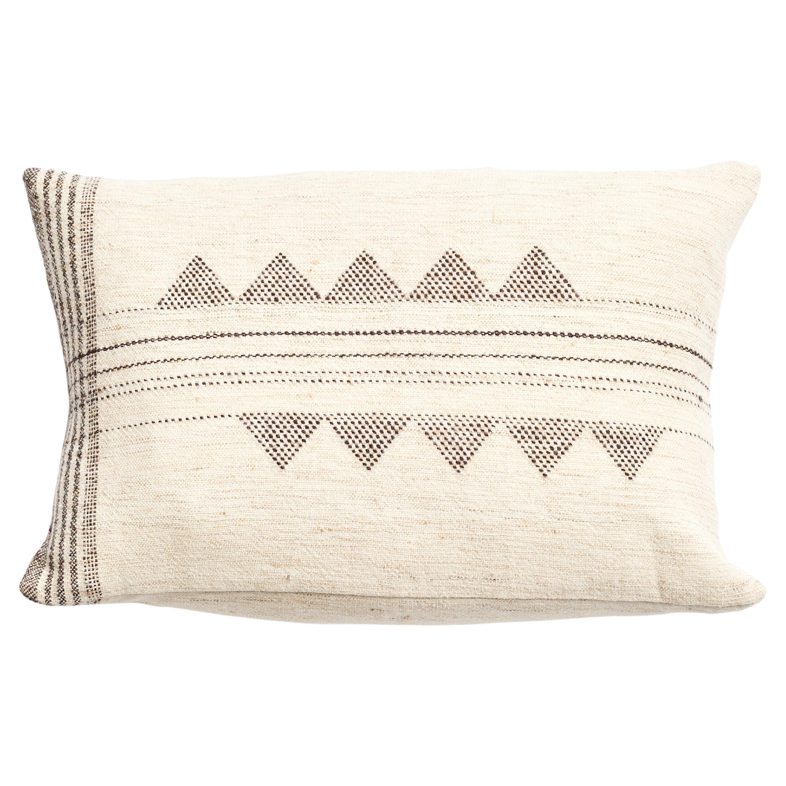 Petit coussin lombaire Kora,   Undyed & tissé à la main en soie, laine et coton mélangés