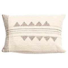 Petit coussin lombaire Kora,   Undyed & tissé à la main en soie, laine et coton mélangés