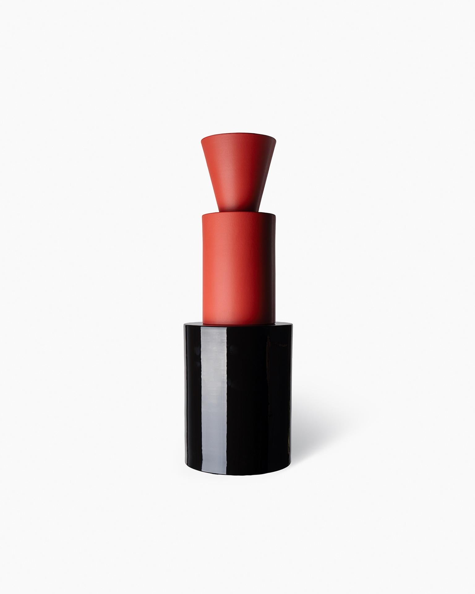 Nathalie Du Pasquier designed a collection
of three vases for Bitossi, in 2004. The
vases are bottle‑shaped and composed
of stackable elements. The formal and
chromatic research is closely linked to her
painting. Using the lathe technique, the
vases