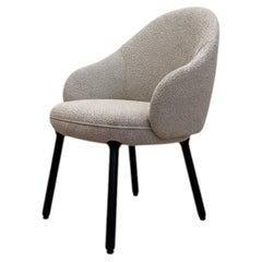 Sedia Wittmann Monte con rivestimento personalizzabile e gambe in legno, disegnata da Jaime Hayon