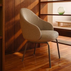 Sedia Wittmann Monte con rivestimento personalizzabile e gambe in legno, disegnata da Jaime Hayon