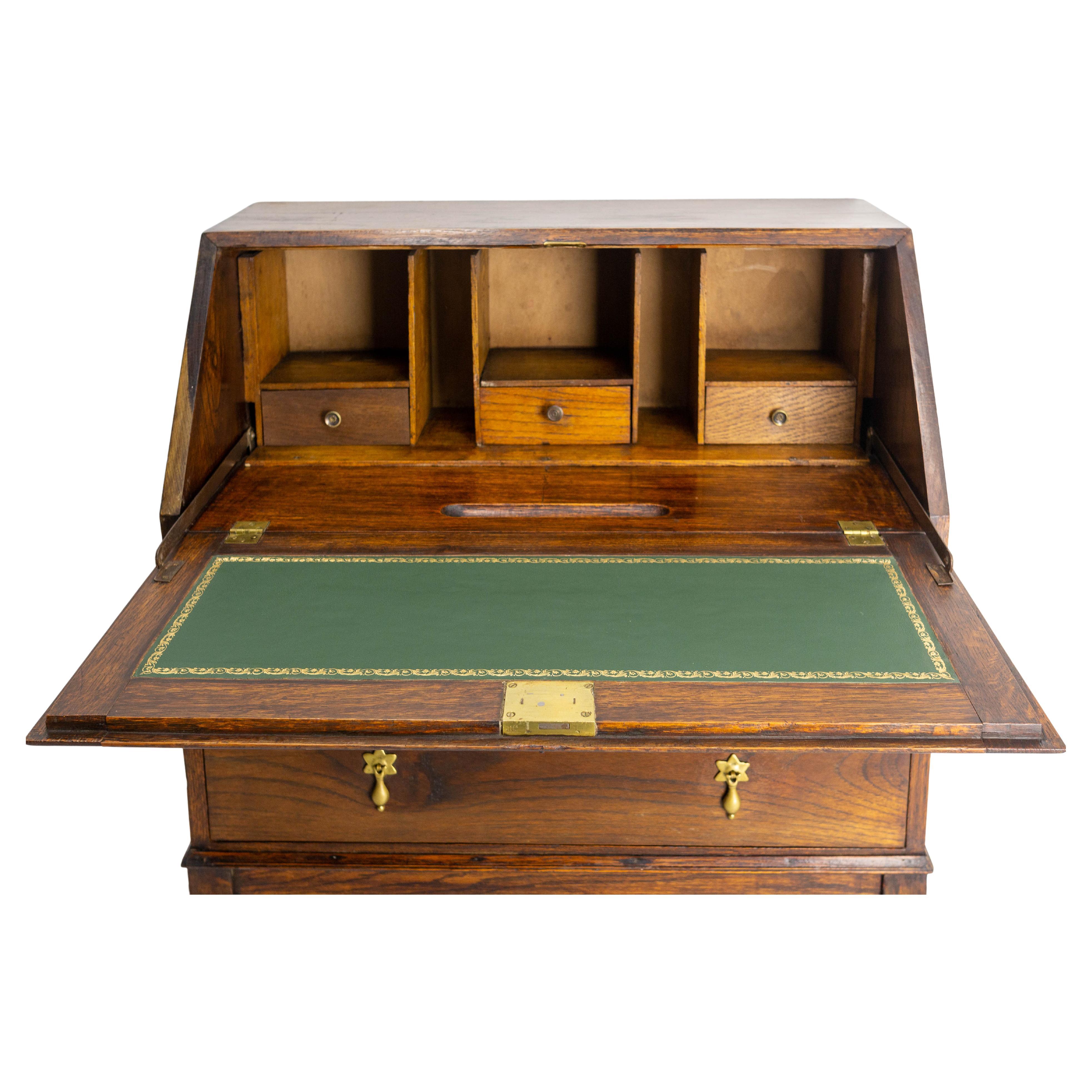 Antico mobile escritoire secretaire inglese, realizzato nel 1920 circa
Oak e pelle
La parte superiore del mobile si apre per diventare il tavolo da scrittura e contiene tre piccoli cassetti.
Due grandi cassetti nella parte inferiore.
Altezza del