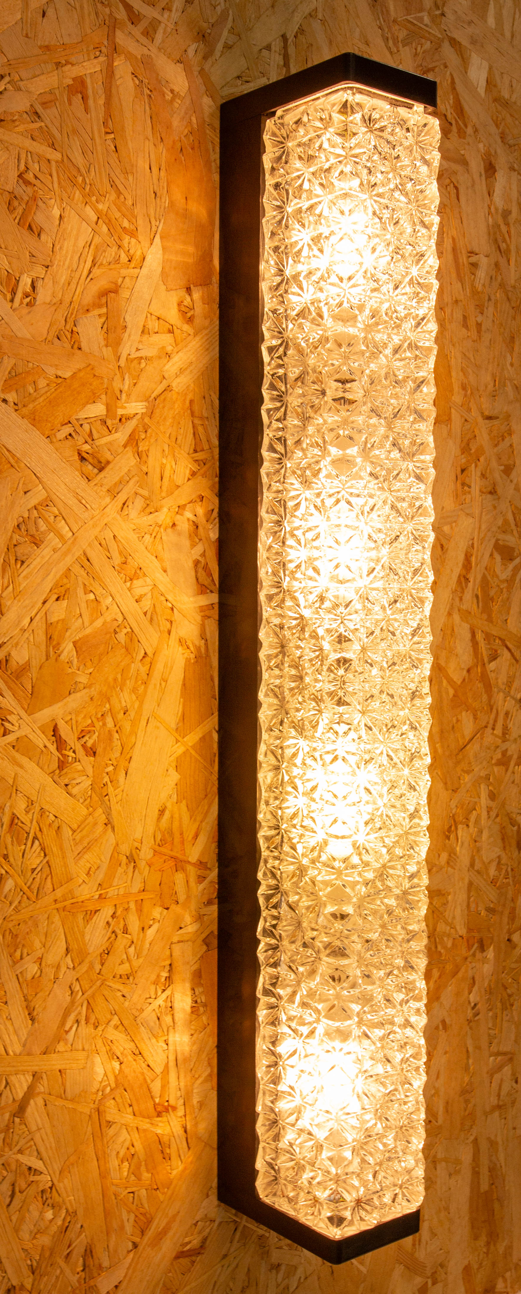 Aplique de Pared de Cristal Texturado y baquelita francesa circa 1960