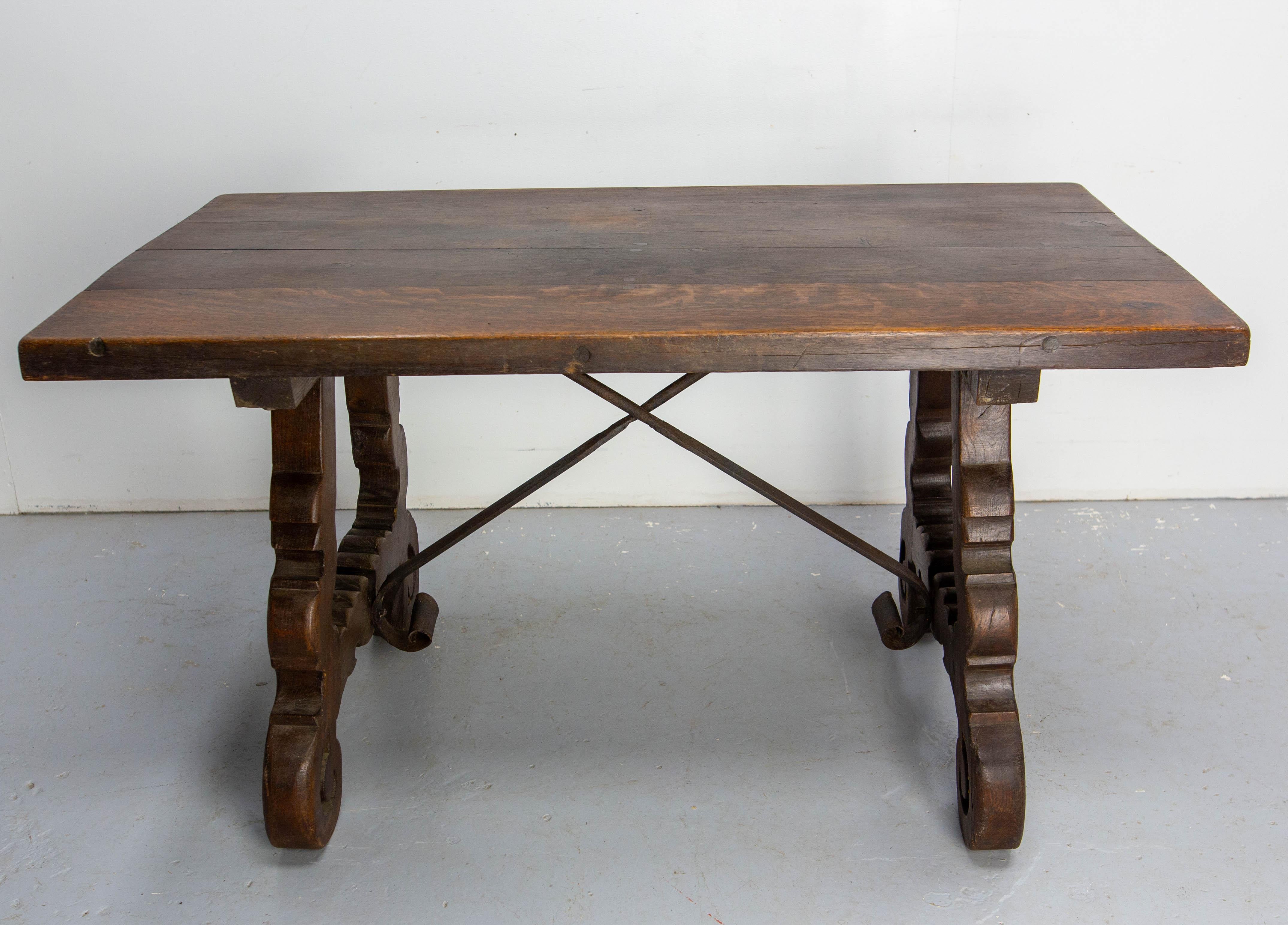 Table de salle à manger espagnole antique de la fin du 19e siècle
Chêne sculpté, bois massif et fer forgé.

Livré non assemblé

Expédition : 135/16 H76 52Kg
