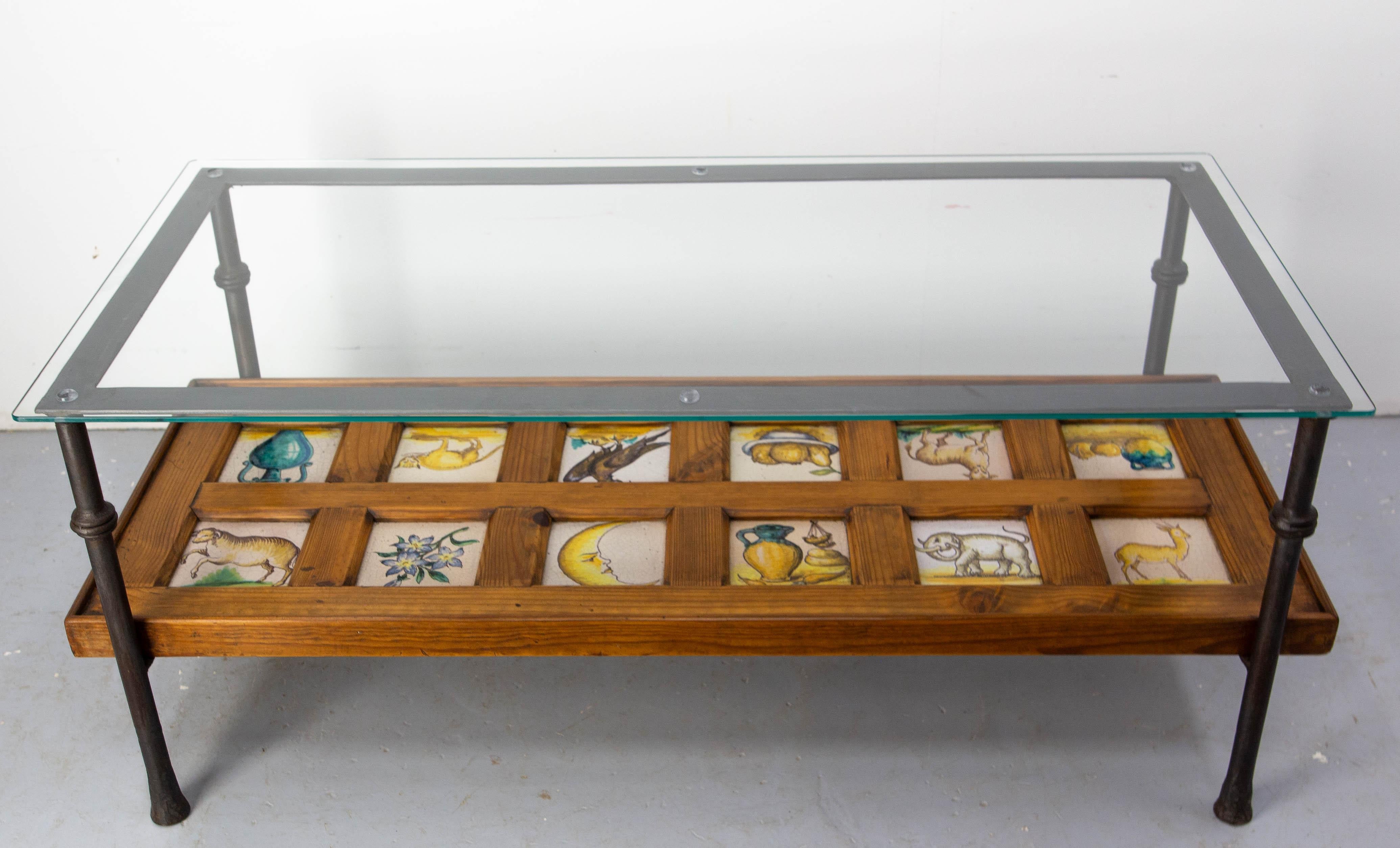 Fer forgé Table basse espagnole en fer forgé, verre et pin avec faïence du 19ème siècle circa 1960 en vente