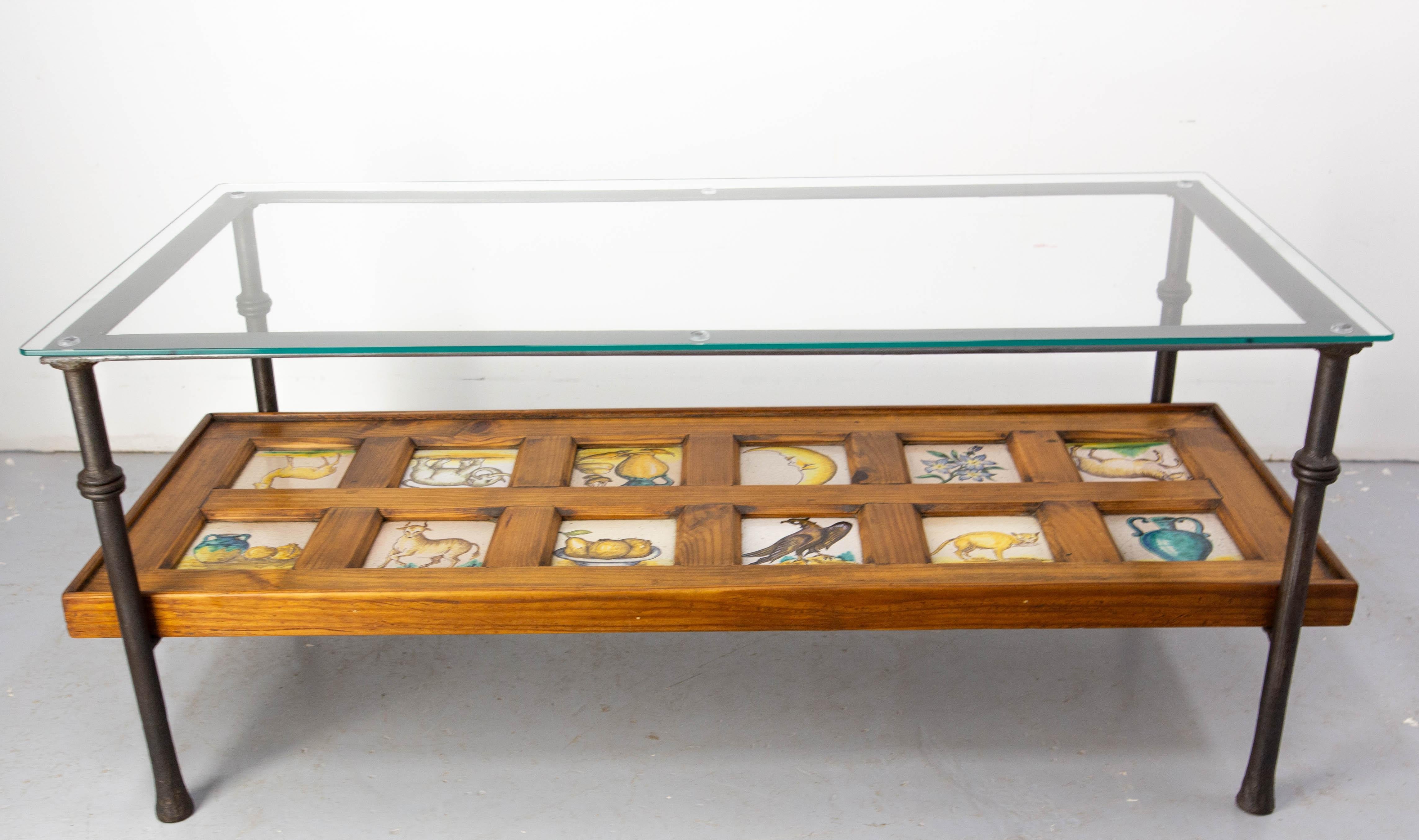 Milieu du XXe siècle Table basse espagnole en fer forgé, verre et pin avec faïence du 19ème siècle circa 1960 en vente