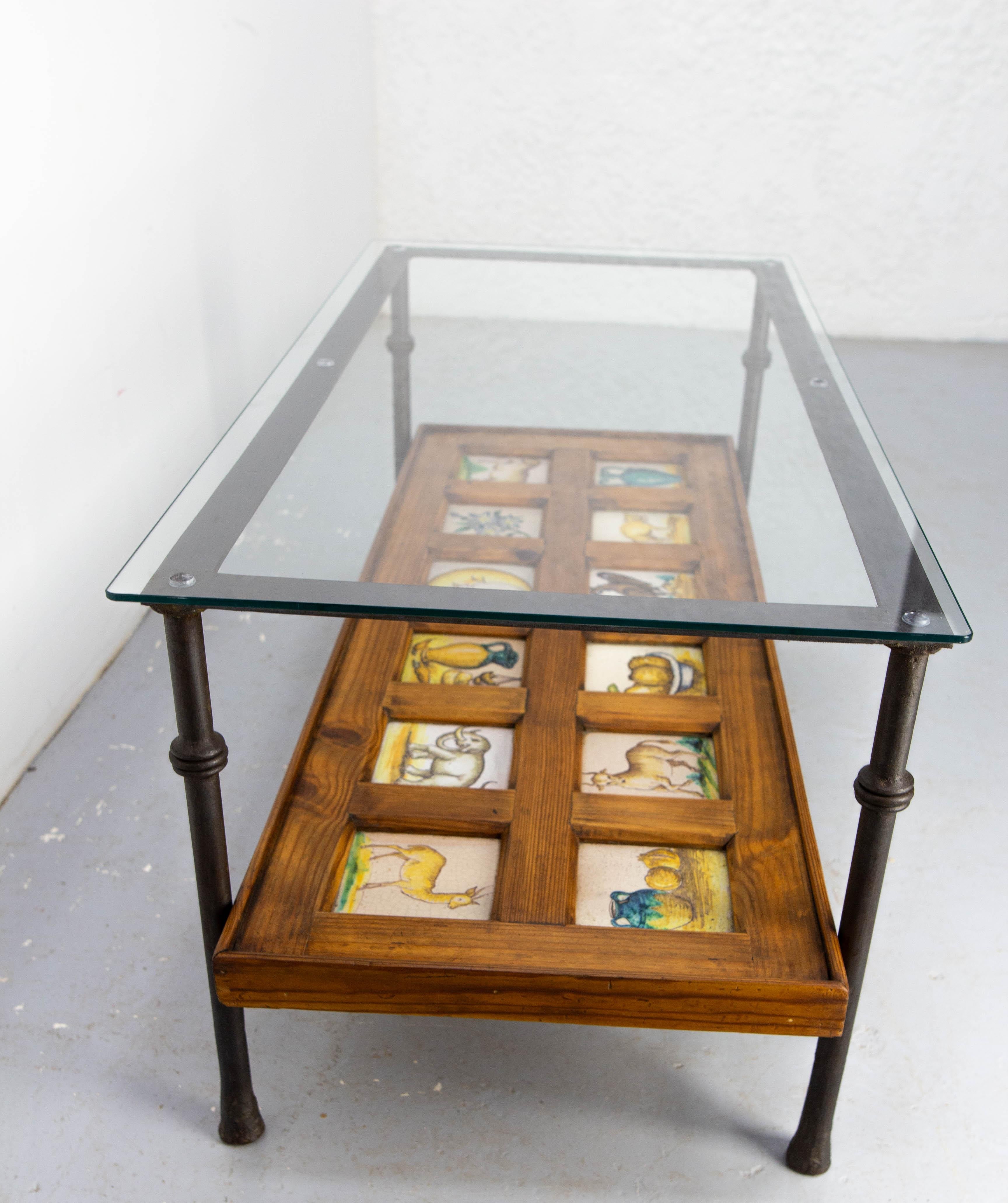 Espagnol Table basse espagnole en fer forgé, verre et pin avec faïence du 19ème siècle circa 1960 en vente