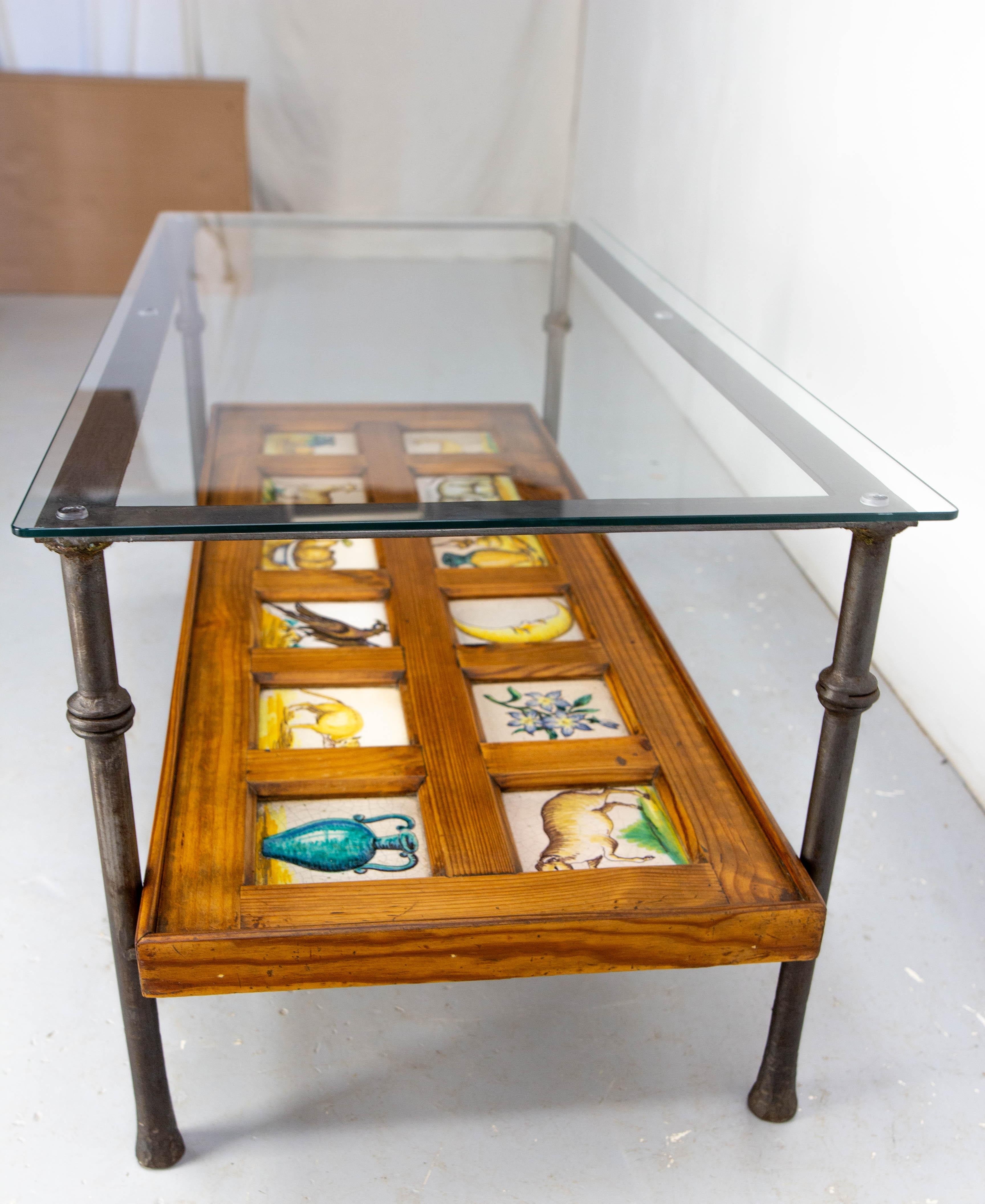 Mid-Century Modern Table basse espagnole en fer forgé, verre et pin avec faïence du 19ème siècle circa 1960 en vente