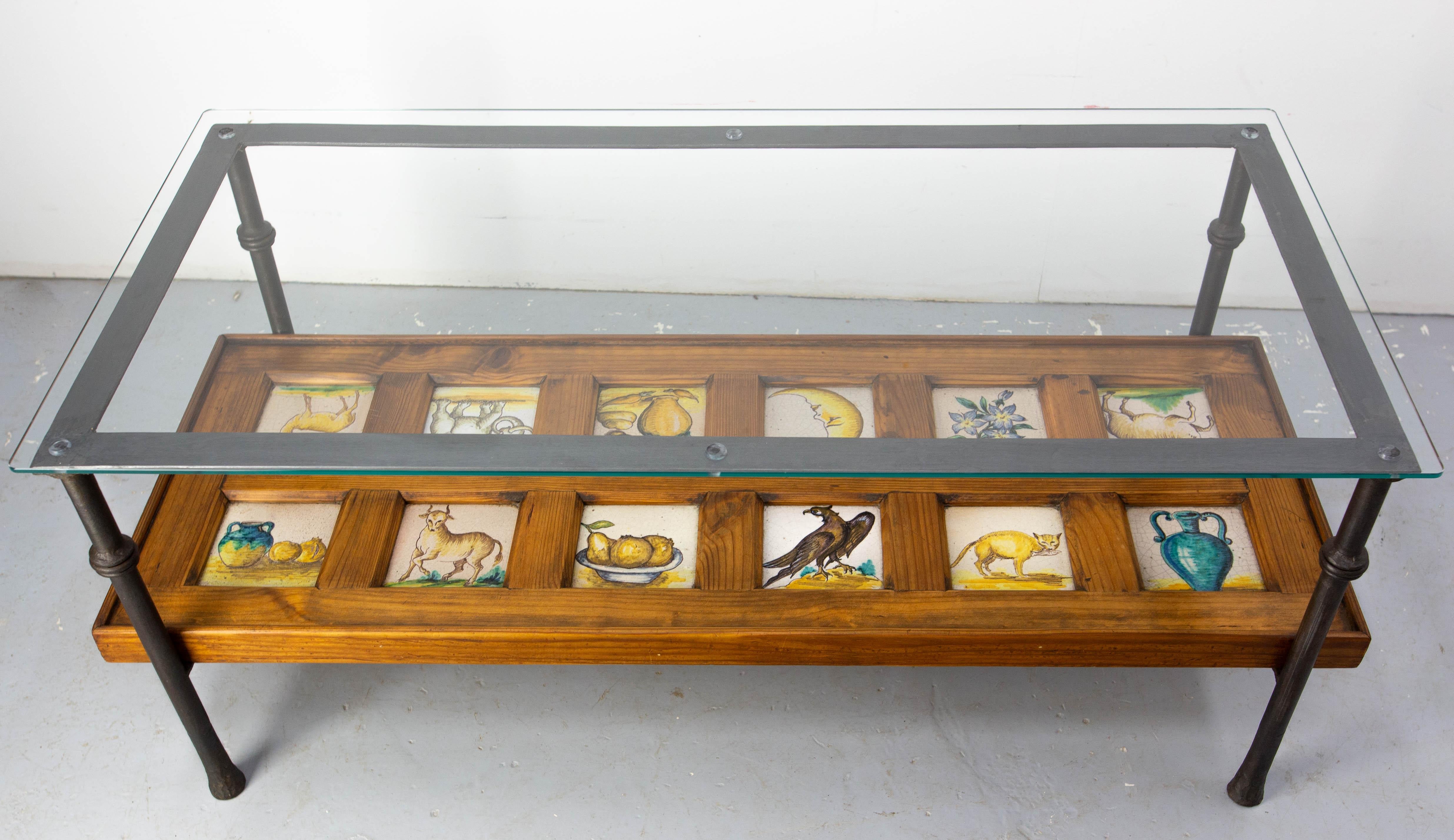 Table basse espagnole en fer forgé, verre et pin avec faïence du 19ème siècle circa 1960 Bon état - En vente à Labrit, Landes