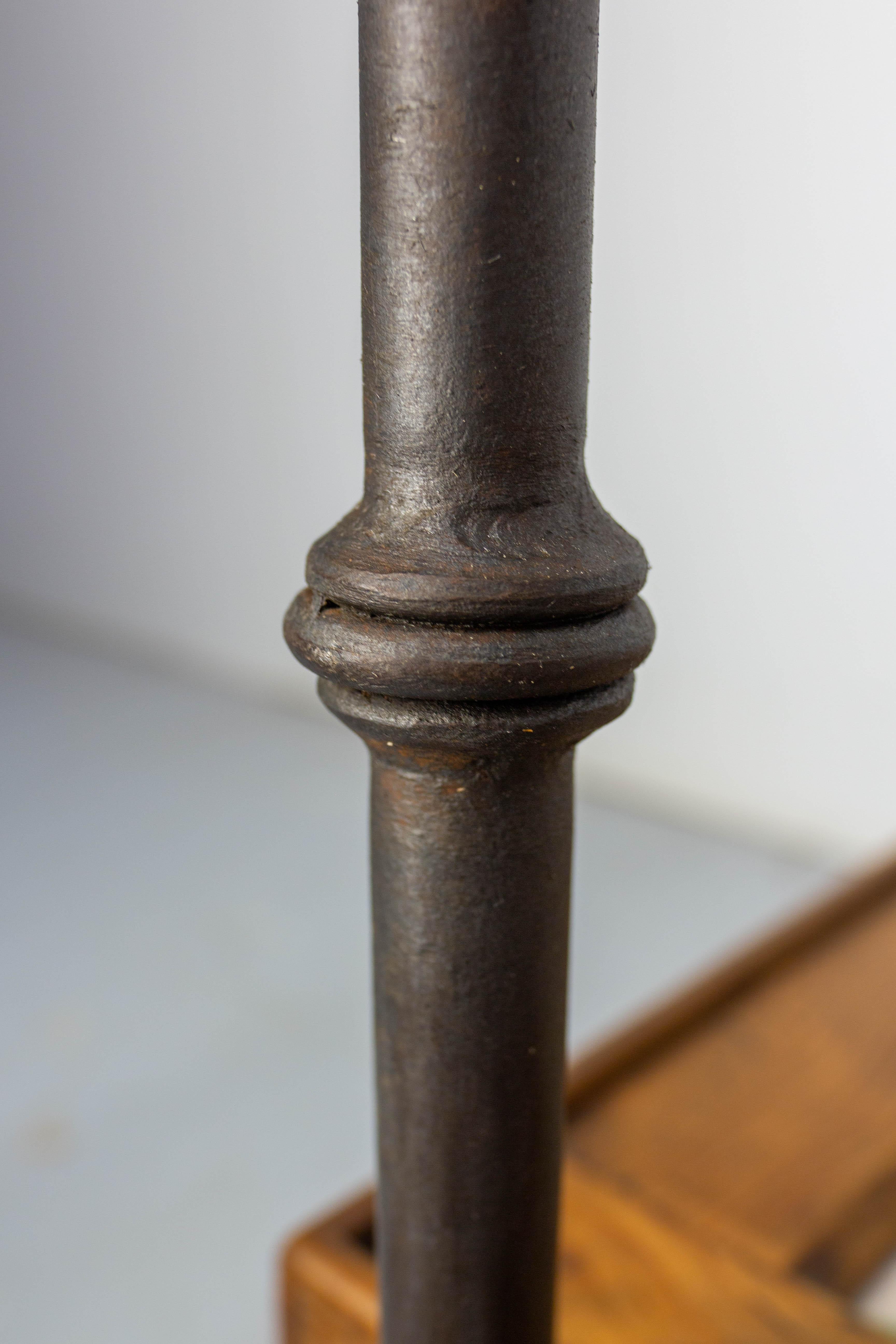 Table basse espagnole en fer forgé, verre et pin avec faïence du 19ème siècle circa 1960 en vente 1