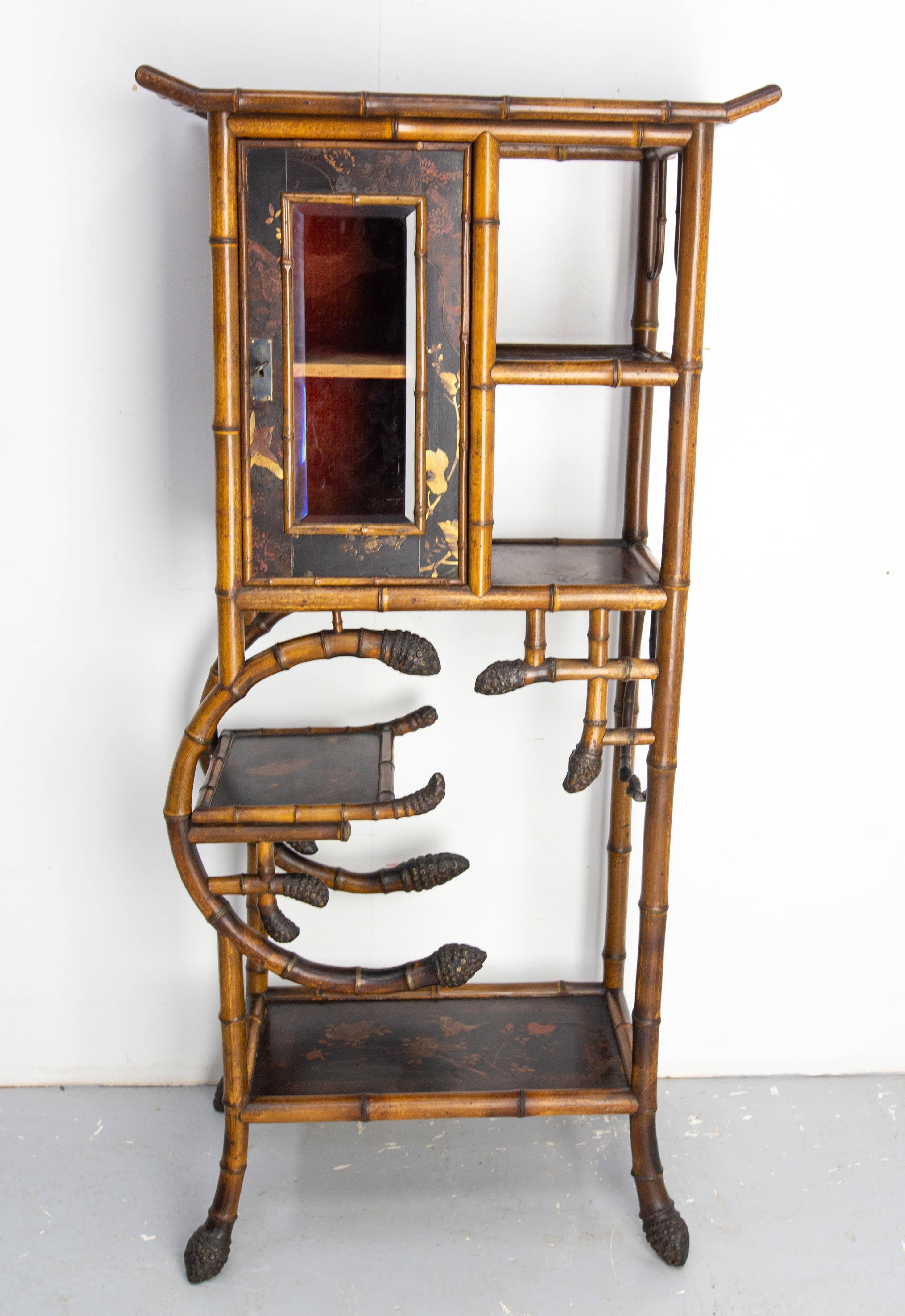 Chinoiserie cupboard lacquered with carved hardstone flowers and birds, circa 1890.
It panel is hand-painted with a different scene.
This atypical furniture is made of a little cabinet closed by a beveled glass door and differents shelves.
With a