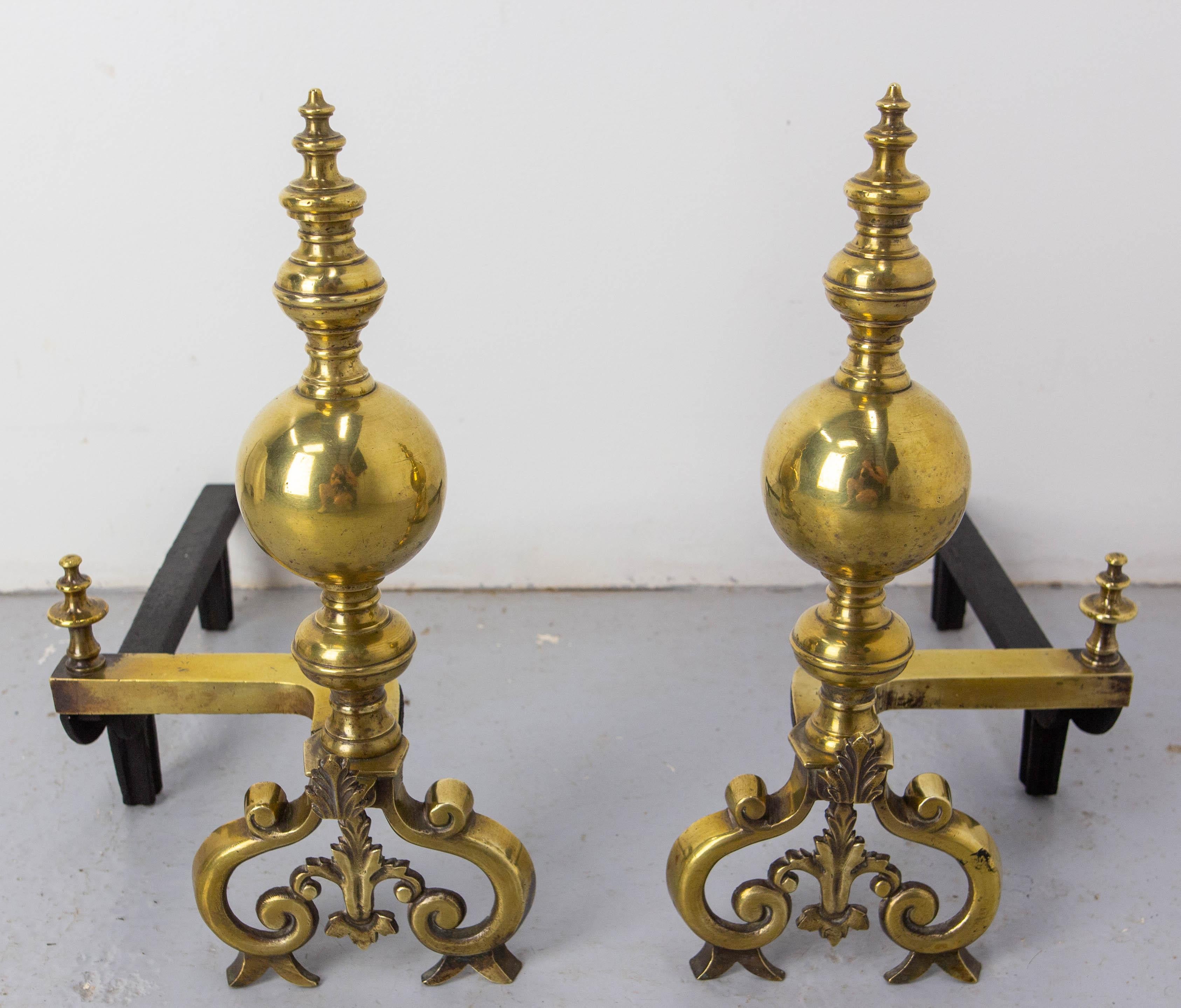Coppia di androni in ferro battuto e ottone.
Cani da tiro in stile Grandy Fils
XVIII secolo.
Buone condizioni d'epoca

Spedizione:
47 / 43 / 24 cm 7 kg.
    