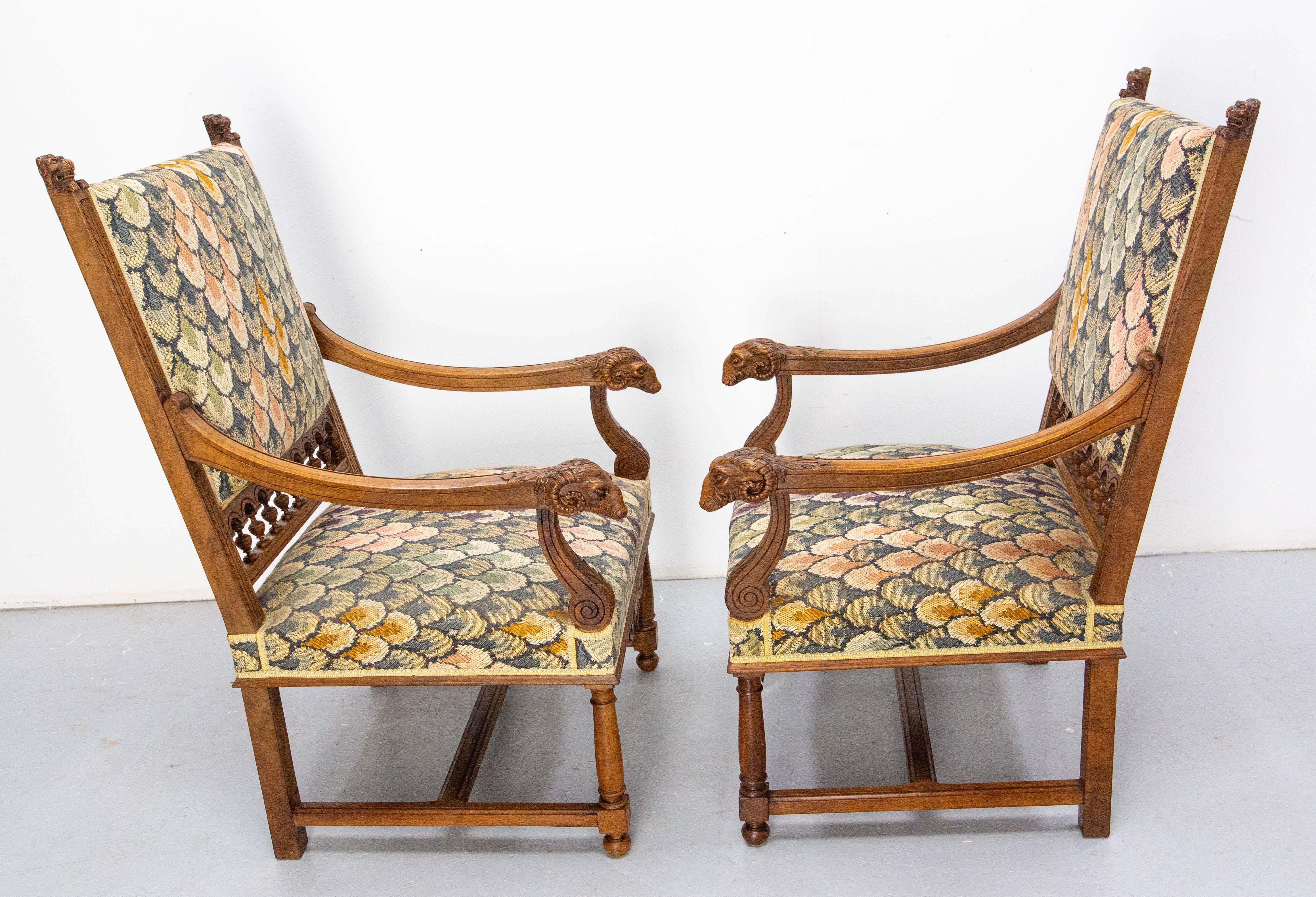 Sculpté à la main Paire de fauteuils ouverts Louis XIII Fauteuils Têtes de chèvre et de lion c. 1900 en vente