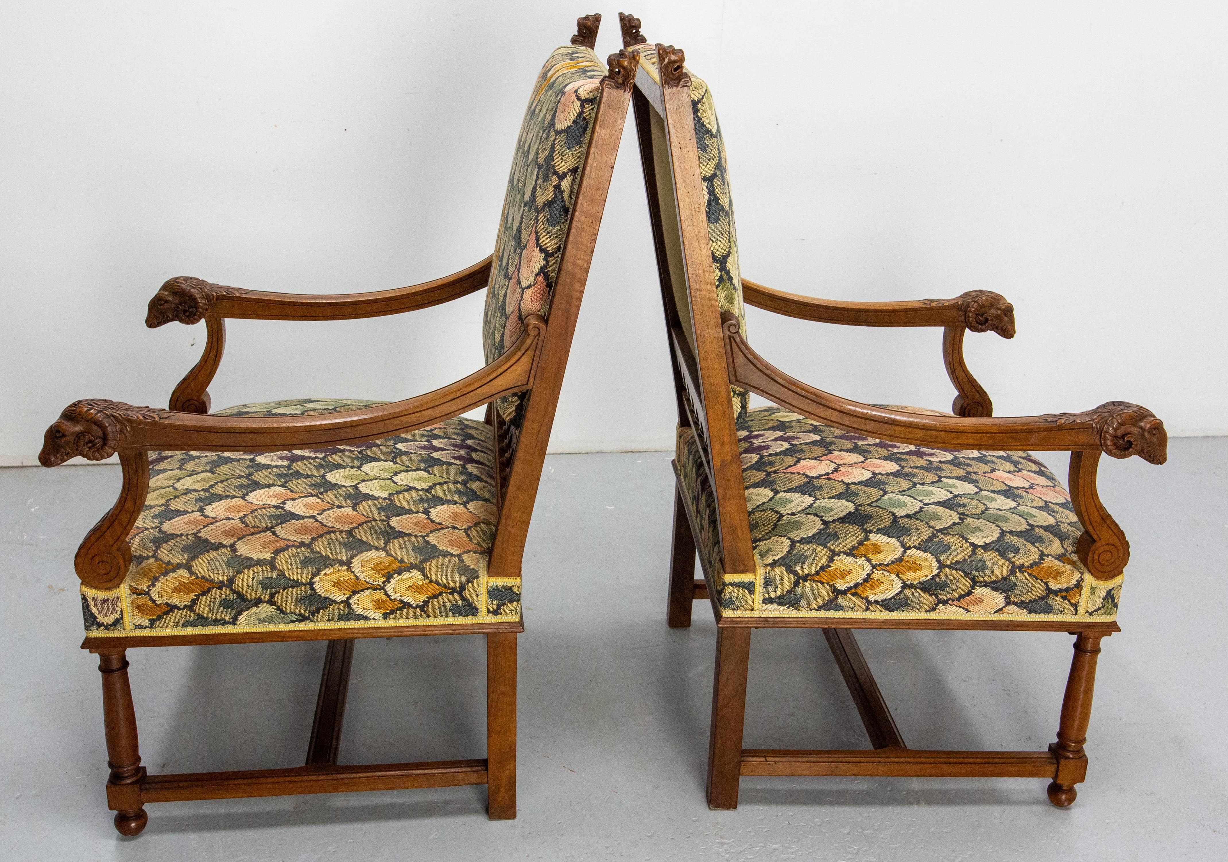 Tissu d'ameublement Paire de fauteuils ouverts Louis XIII Fauteuils Têtes de chèvre et de lion c. 1900 en vente